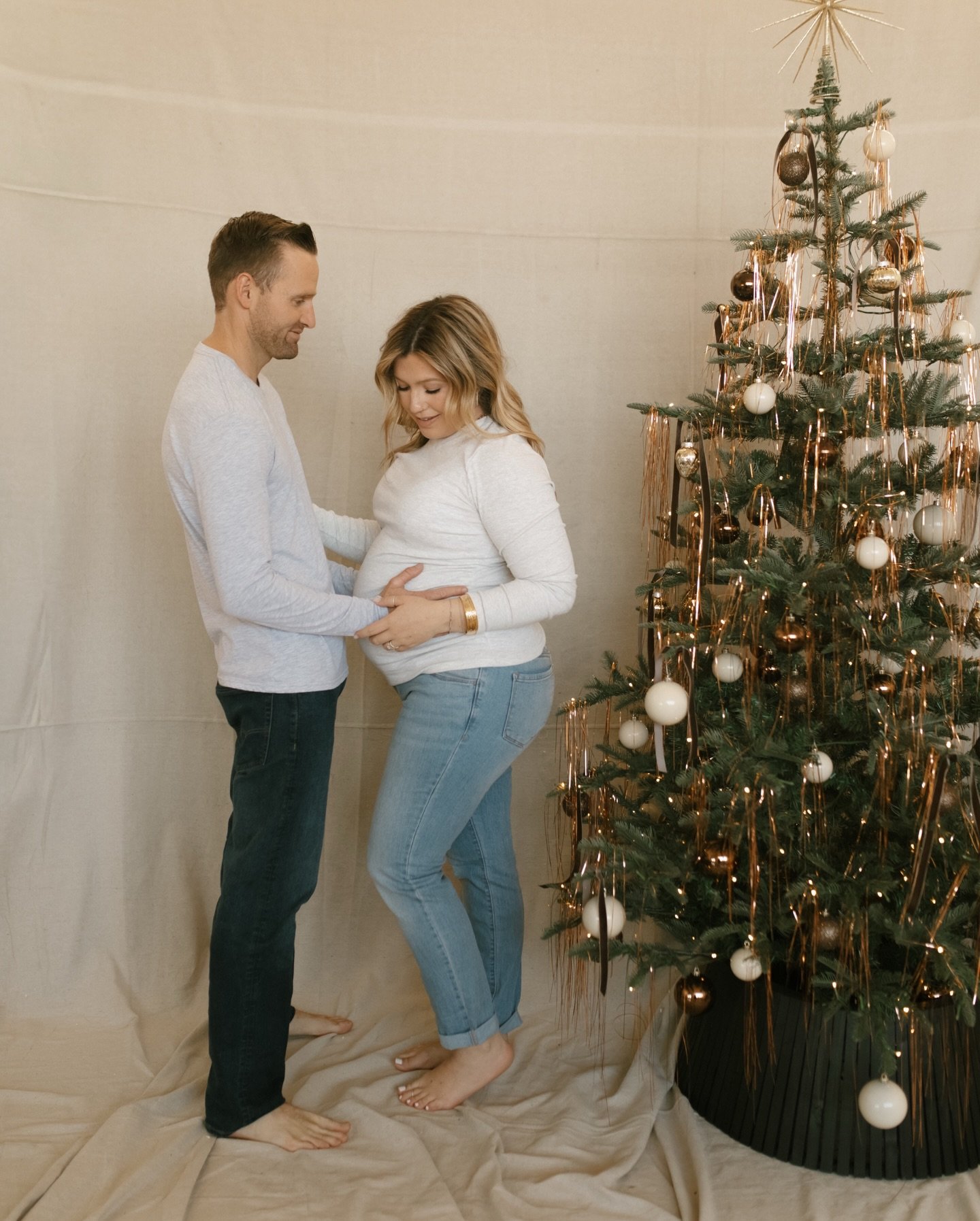 Cozy Christmas Feels 🎄🤍

The holidays feel a little different this year as these 
two prepare to welcome their little one very soon!

Quiet moments, gentle anticipation, 
and the sweetest kind of waiting ✨

#escalonphotographer #northerncaliforniap