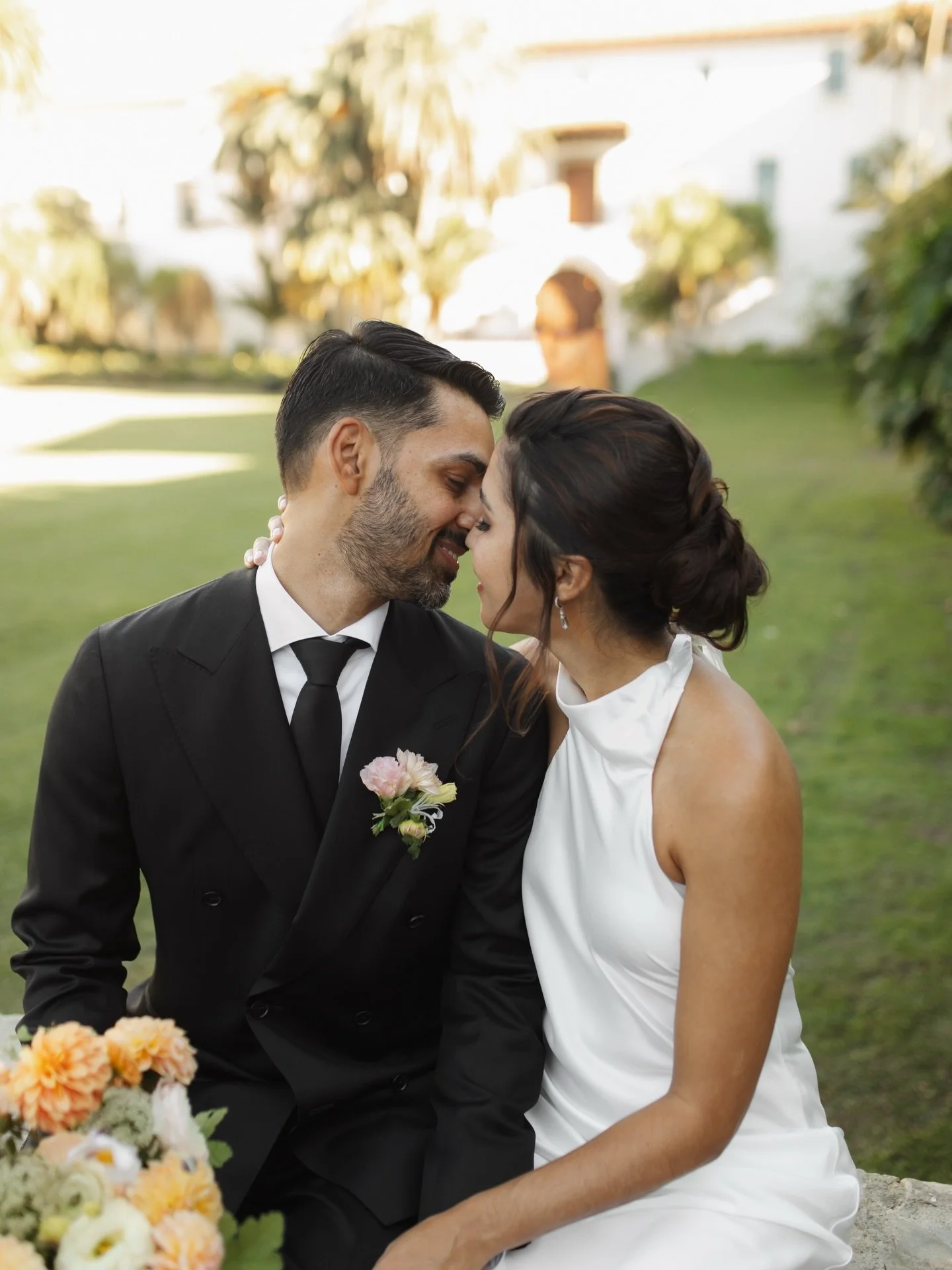 Signed, sealed, courthouse approved 💍
A golden Santa Barbara afternoon and a moment that was all theirs ✨🤍

Details 
Photographers -  @minraephoto 
Florist - @ellaandlouieflowers 

#santabarbaraphotographer #santabarbaracourthouse #santabarbaraelop
