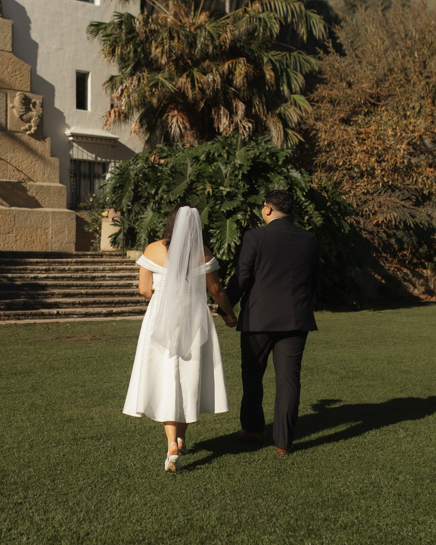 POV: The in between moments that make a Santa Barbara Courthouse elopement unforgettable ✨💍

#santabarbaracourthouse #santabarbarawedding #santabarbaraelopement #santabarbaraphotographer #santabarbaraelopementphotographer 

Santa Barbara Courthouse 