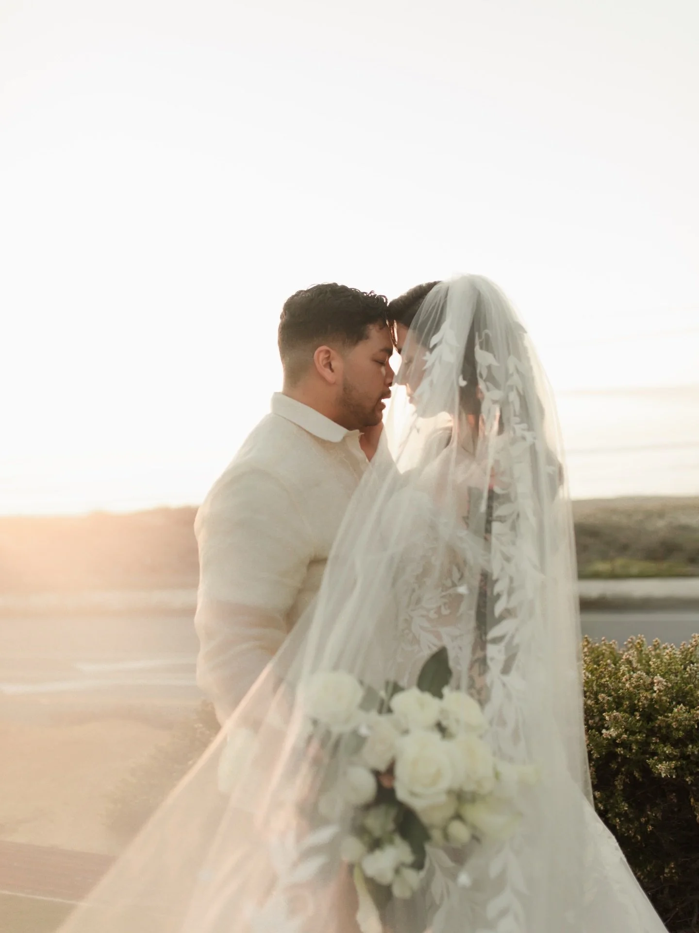 Sneaking away from your reception for sunset might not be on the timeline&hellip; but it should be.

Just a few quiet minutes. No overthinking. Just you two, wrapped in that golden light. 🤍

It&rsquo;s always worth it. ✨

#sfweddingphotographer #sfp