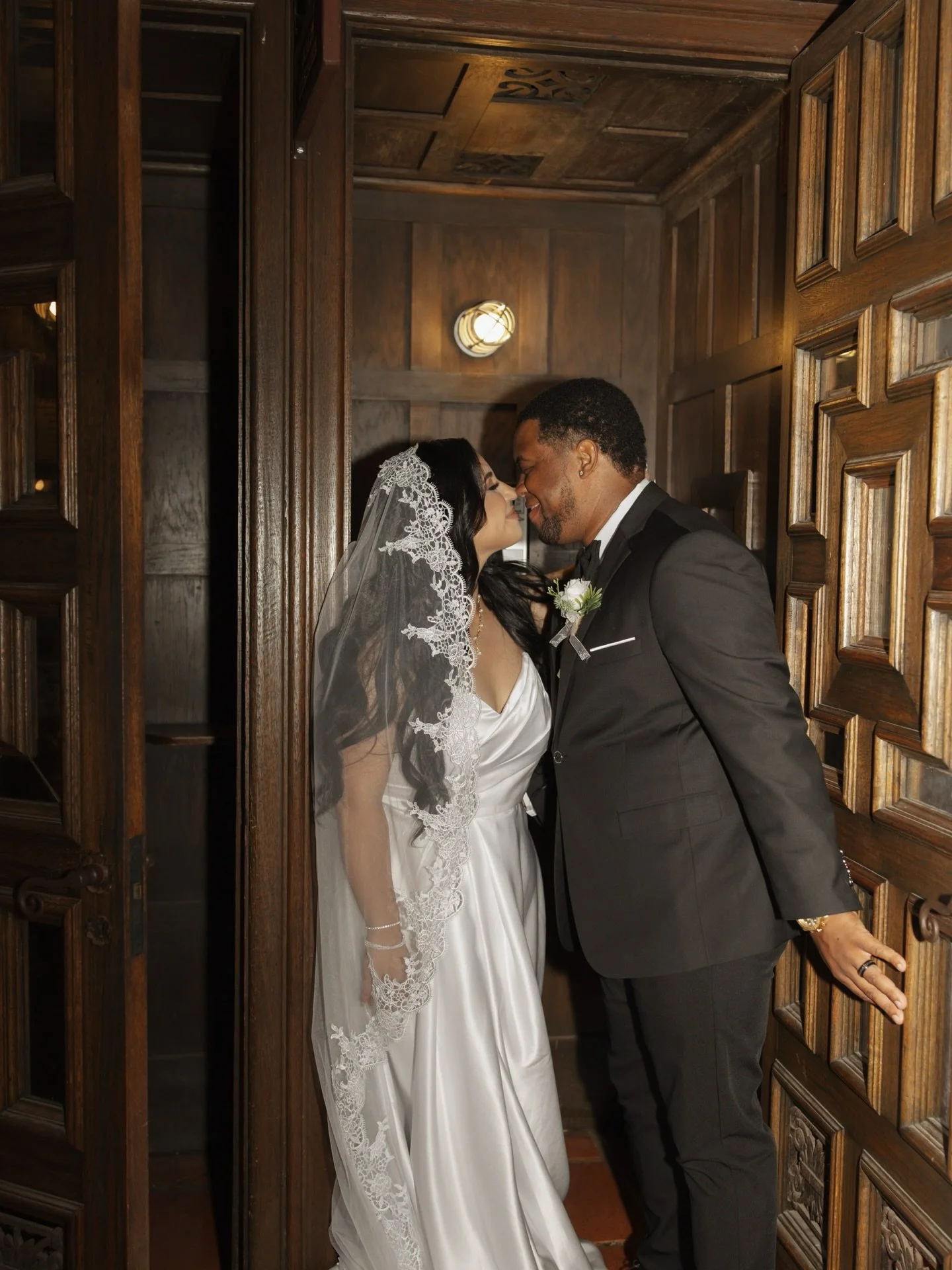 Little glimpses of Vanessa &amp; Jovon&rsquo;s intimate Santa Barbara Courthouse elopement, shared with the ones who hold their hearts most ✨💍🤍

#santabarbaracourthouse #santabarbarawedding #santabarbaraelopement #santabarbaraphotographer #santabar