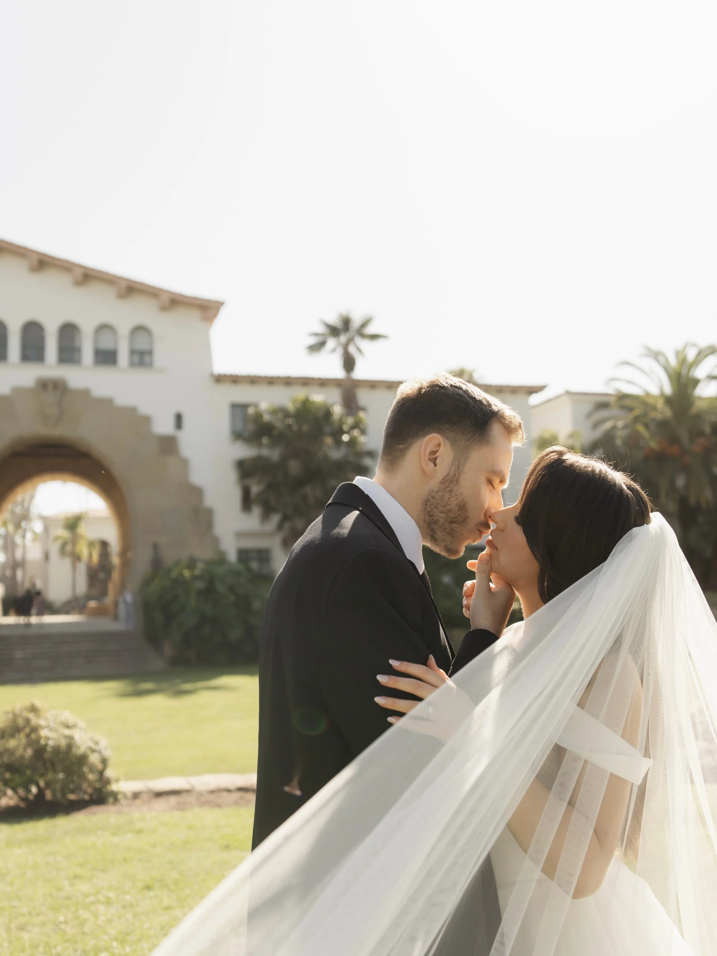 Little moments from D &amp; R&rsquo;s Santa Barbara Courthouse elopement ✨💍

#santabarbaracourthouse #santabarbarawedding #santabarbaraelopement #santabarbaraphotographer #santabarbaracourthousephotographer

Santa Barbara Courthouse elopement photog