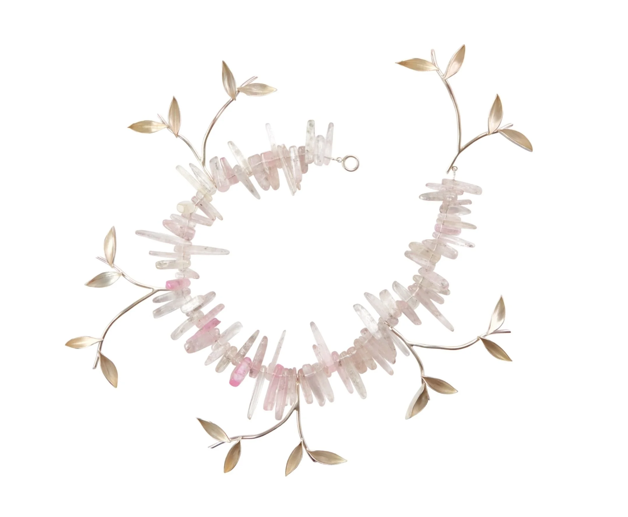 Uniek halsjuweel in gesmeed zilver en rozenkwartys uit het atelier van Elke Peeters, Antwerpen