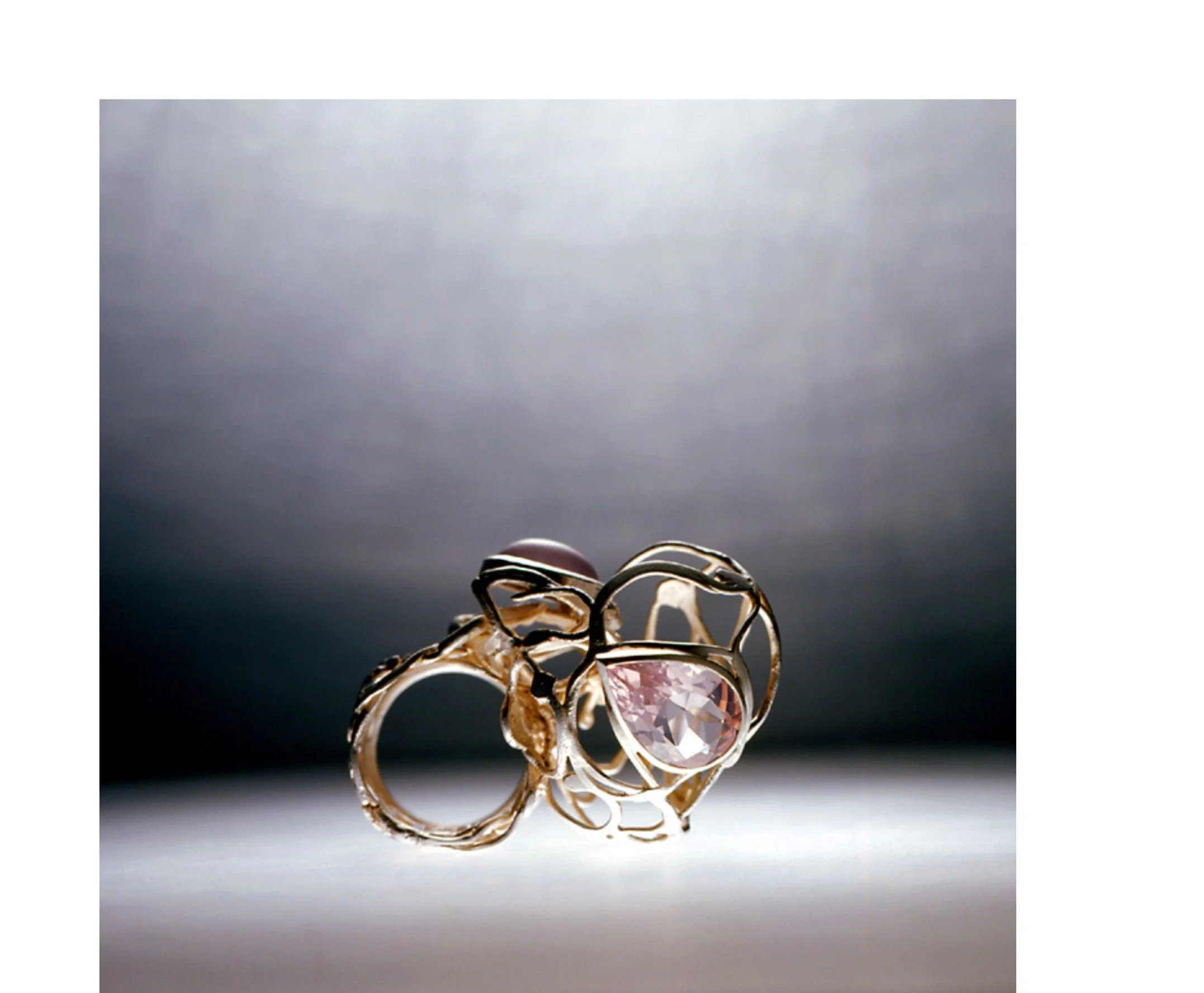 Exclusieve ring, zilveren draadstructuur met rozenkwarts, Elke Peeters Juweelontwerp