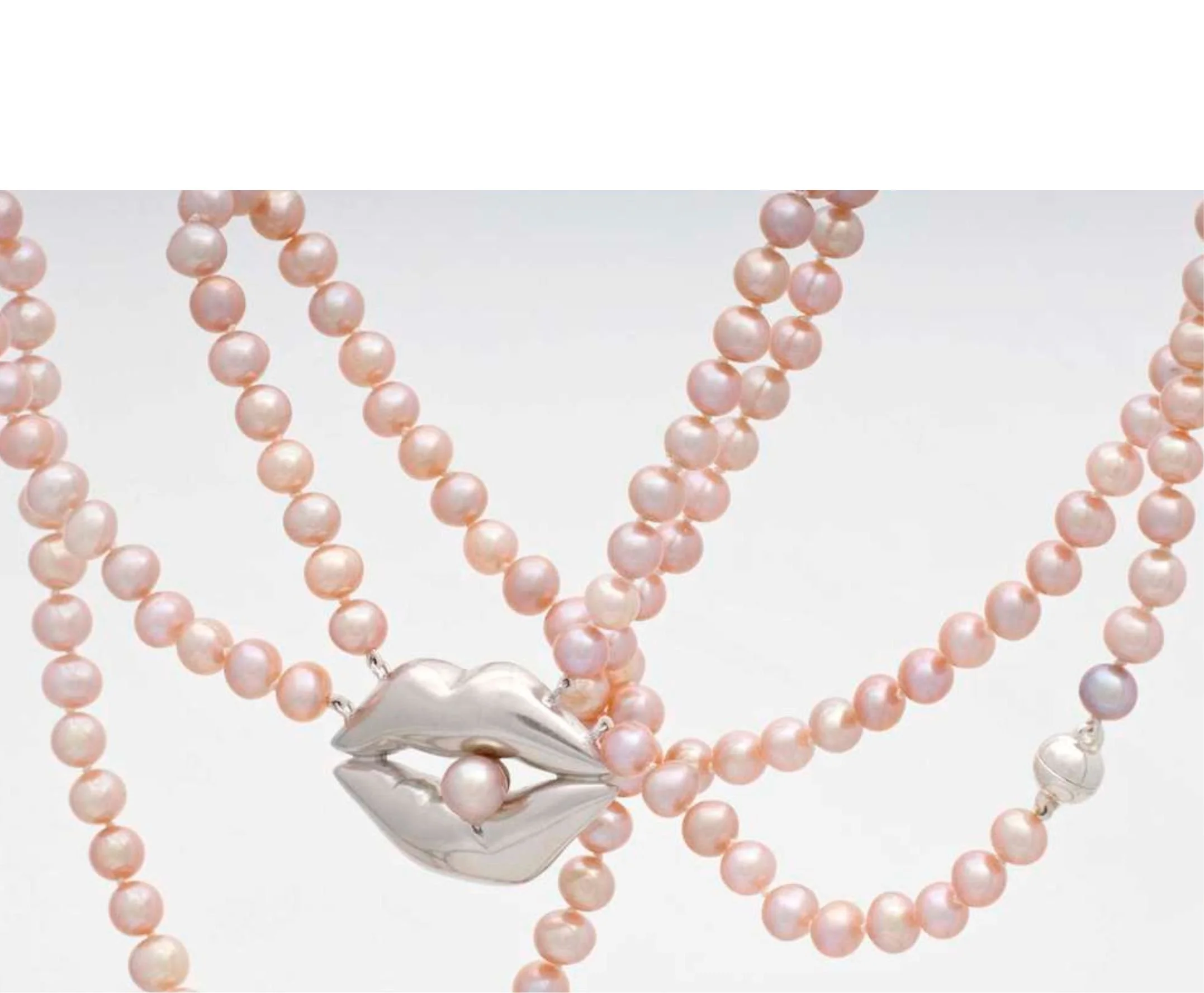 Detail van halsjuweel met parels en zilver uit de collecties van juweelontwerpster Elke Peeters, Antwerpen. 