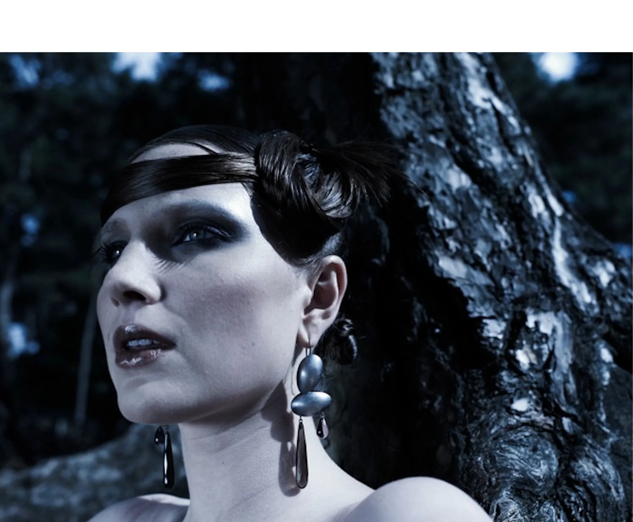 Opvallende oorbellen in gesmeed zilver met amethist en rookkwarts uit het atelier van Elke Peeters, Antwerpen.