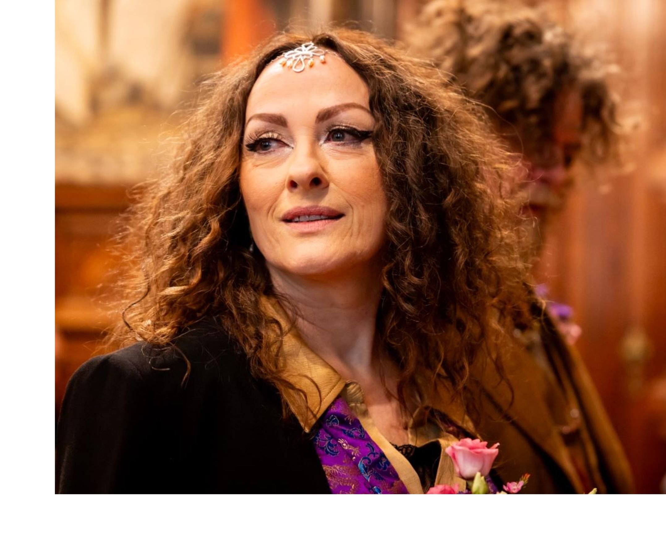 Zangeres Nikkie Van Lierop met haar unieke hoofdjuweel in zilver en parels, gemaakt voor haar huwelijk met schrijver Jeroen Olyslaegers, Elke Peeters Jewellery Design.