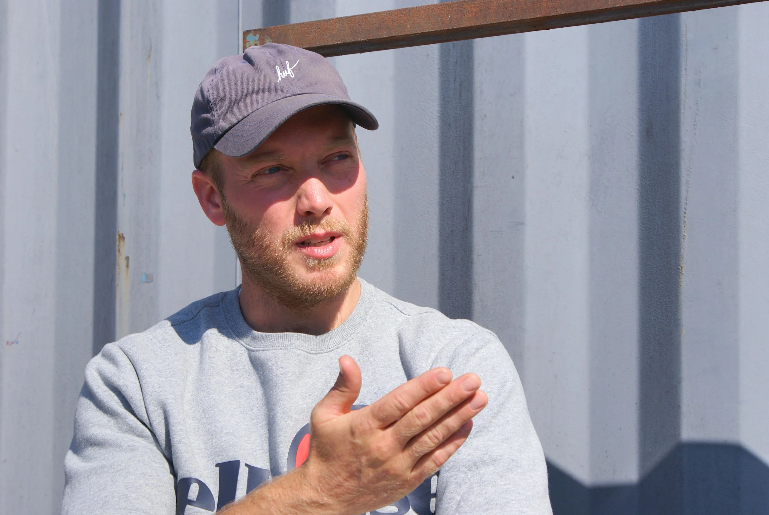 Clement Nielsen, partner i Mundwerk Konceptudvikler og innovations-ansvarlig clement@mundwerk.dk Clement er kaptajn på moderskibet Mundwerk, hvor han med sin daglige gang i vores produktionskøkken og food lab i Nordhavnen sørger for at styre Mundwerk og vores forretninger i den rigtige retning bl.a. på madsiden. Clement er idémager og ofte ham, der løber nye projekter i gang. Han er uddannet kok fra Restaurant Premisse (nu AOC) v. Rasmus Grønbæk og har lavet alle tænkelige former for mad lige fra sandwiches i Pisserenden til nynordisk show-cooking i Japan.