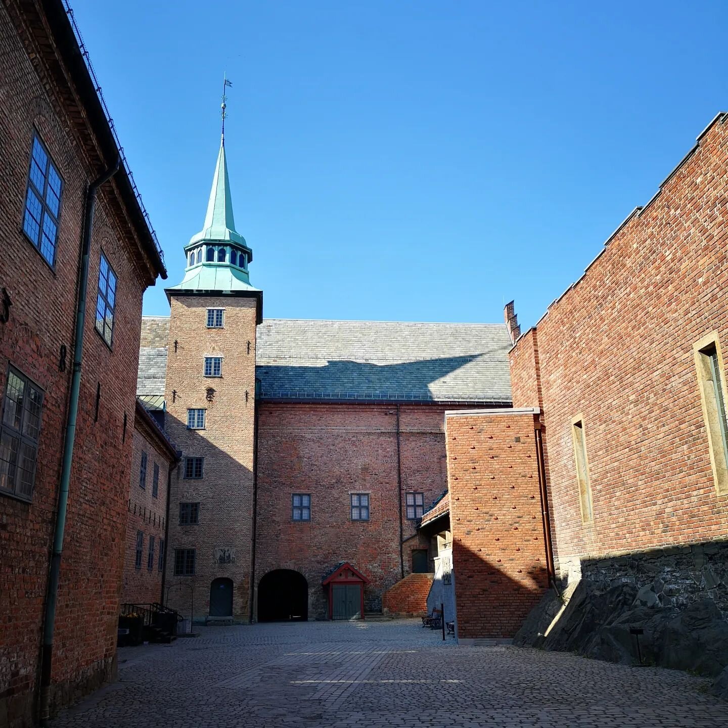 The orchestra is rehearsing while it's quiet and still in the courtyard.

Soon it's time for some Bach and Fux, concert at Akershus Castle church❣️
