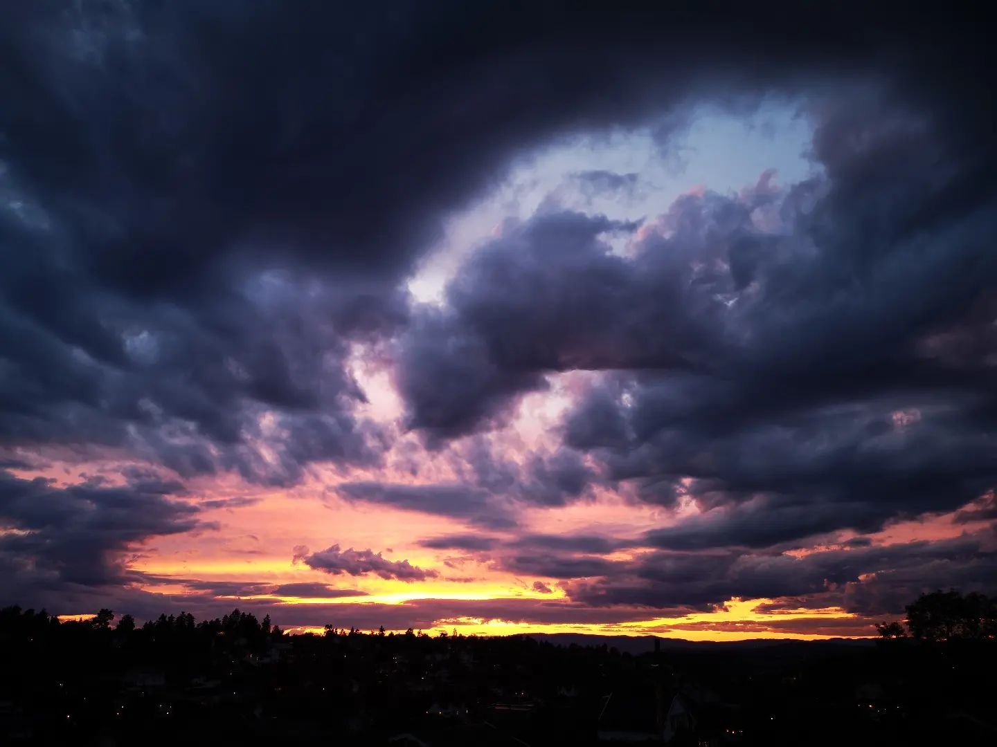 The night before tomorrow's concert...
- Will it rain?

#havlystkonsertene #aulaseriene #dramatic #gettingfocused