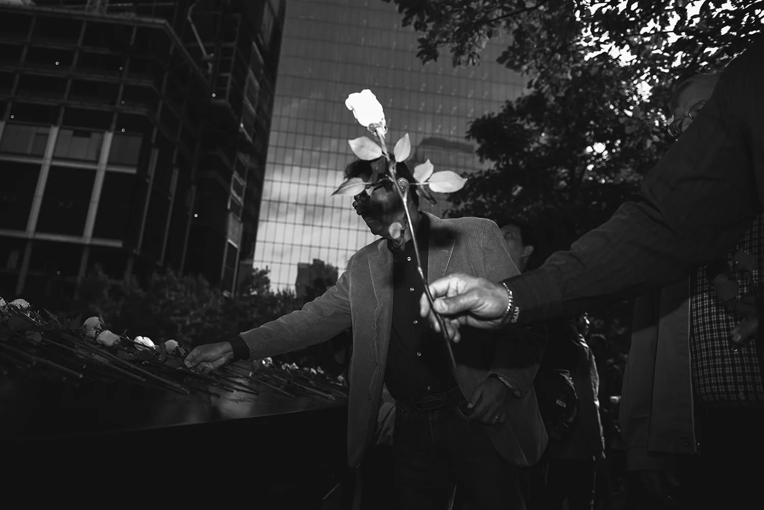 People dedicate flowers for fallen NYPD officer Randolph Holder at 9/11 Memorial. Manhattan. 2015 © Go Nakamura photography