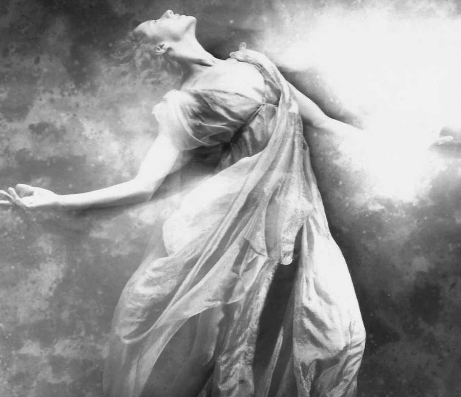 Isadora dance BW.jpg