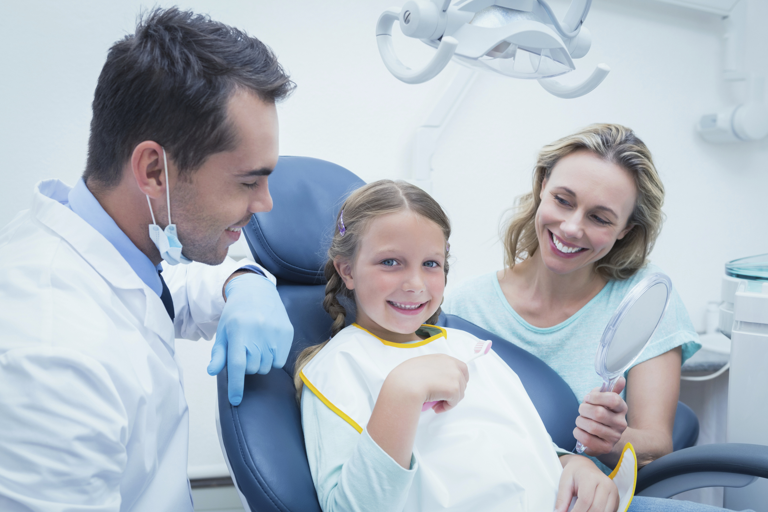 Врач ортодонт что это. Ортодонт детский. Детский стоматолог ортодонт. Врач ортодонт фото. Ребенок у ортодонта.