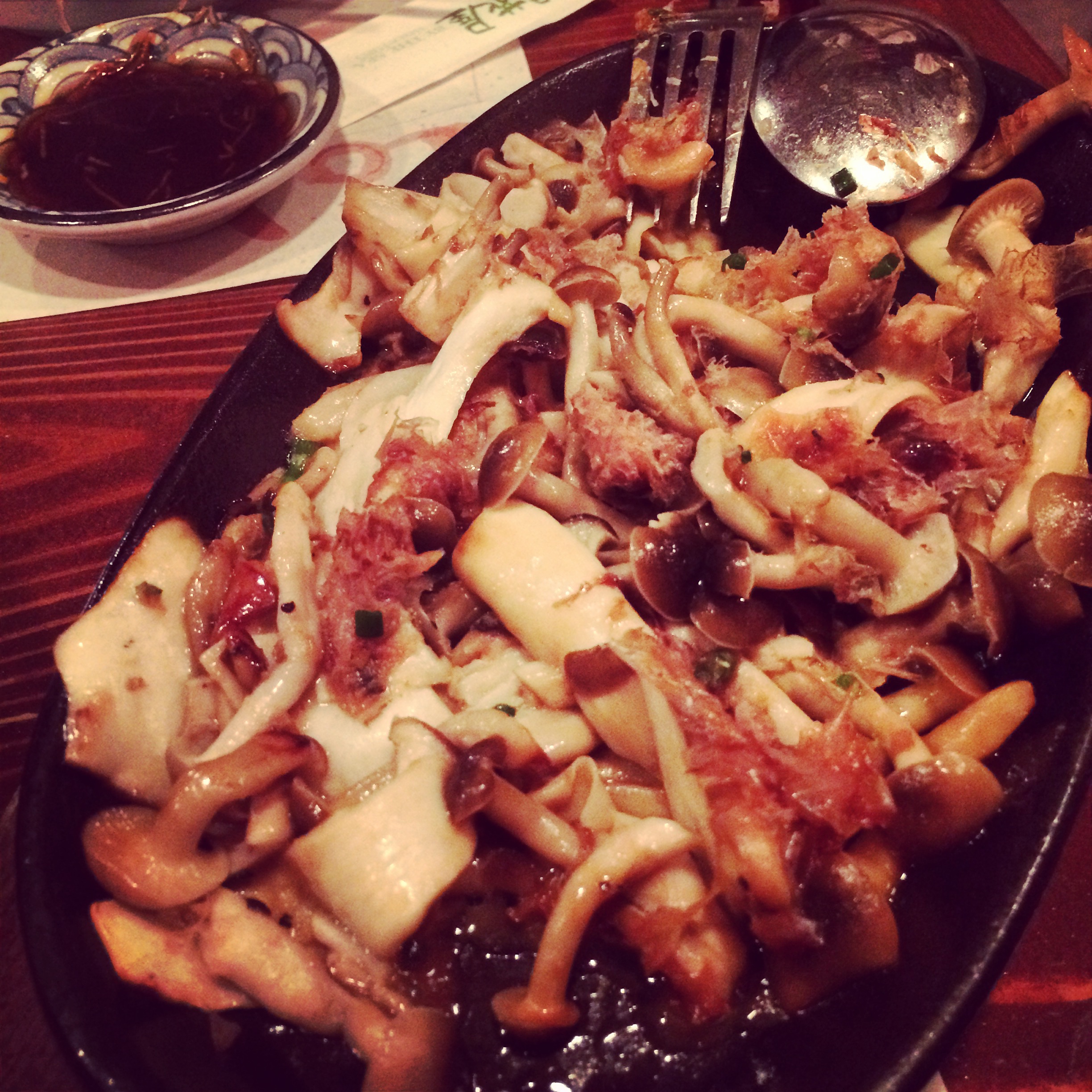 Sizzling SHIME-RINGI DE JUU or Garlic-butter mushrooms with bonito