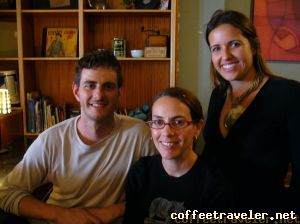 Jen, do Victrola Coffee Roasters, Seattle, WA, ao lado do marido Chris e Mariana Caetano, EMATER, MG;