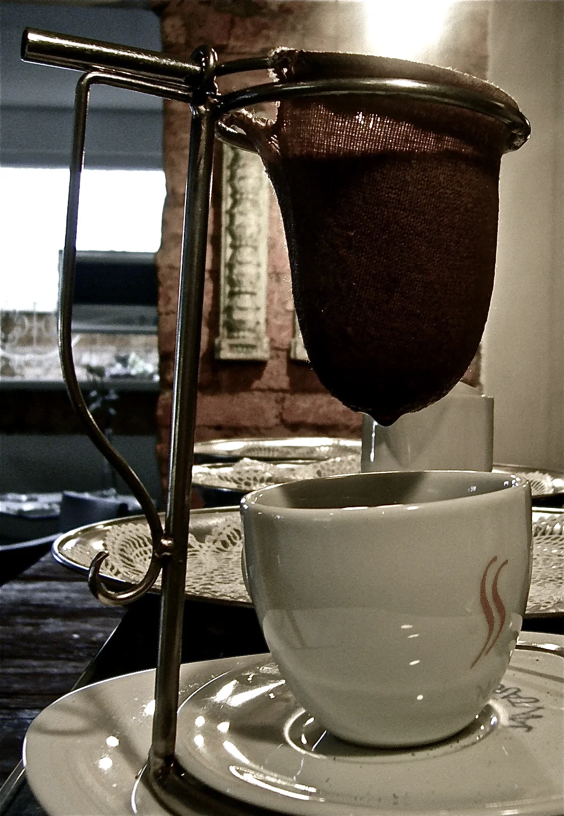Cafezinho em clássica extração com coador de pano.