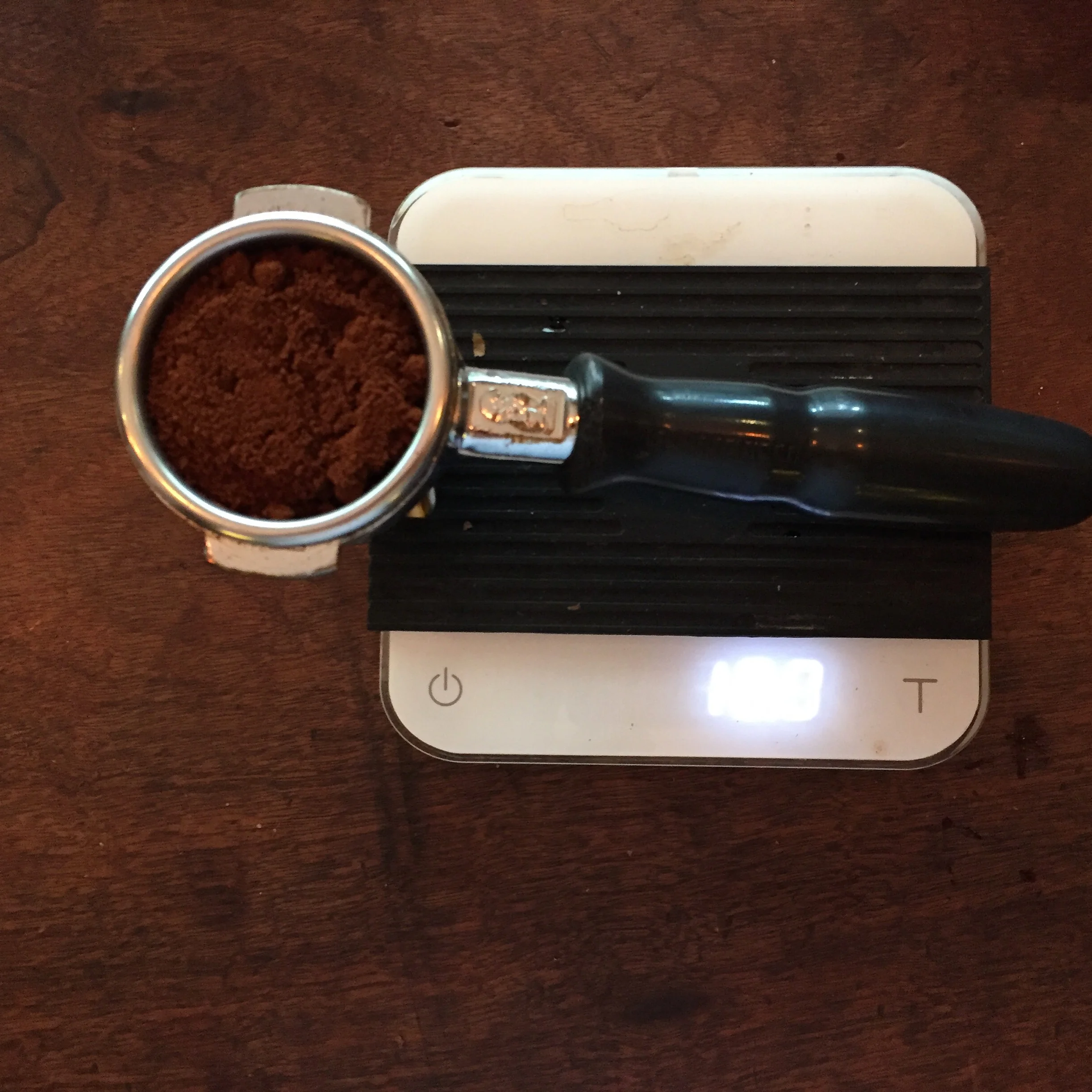 Portafiltro sobre Acaia Scale.