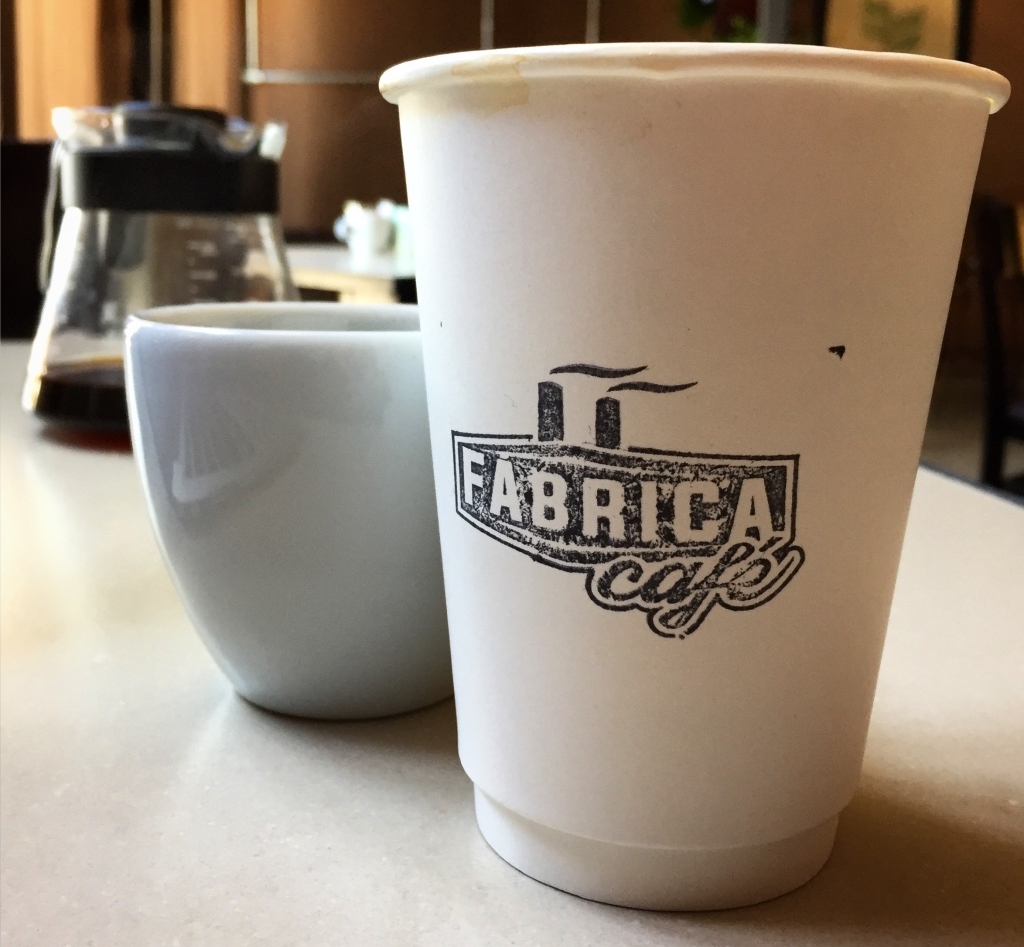 Copo "to go" da Fábrica Café, de Maceió, AL.