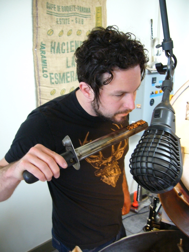 Joel Pollock, exímio Mestre de Torras, quando estava na Stumptown, de Porland, OR, conferindo os aromas de uma etapa da torra de café.
