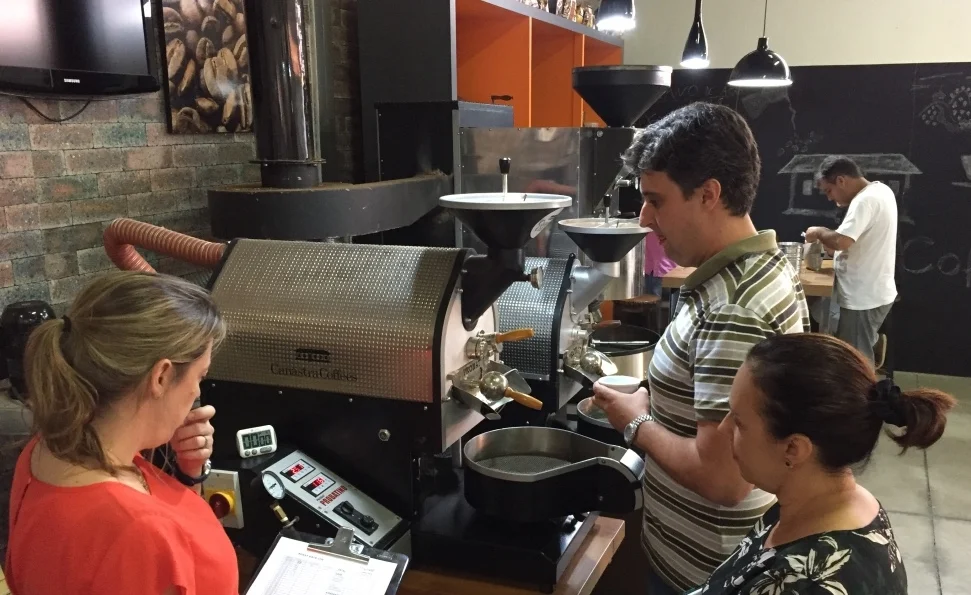 Torrando amostras - Curso de Formação de Coffee Hunters.