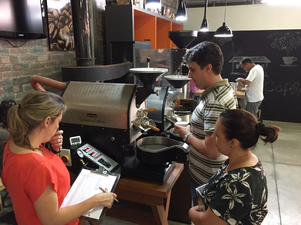 Turma de Coffee Hunters 2016 torrando cafés para avaliação sensorial.