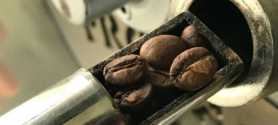 Amostragem de grãos durante o processo de torra de café