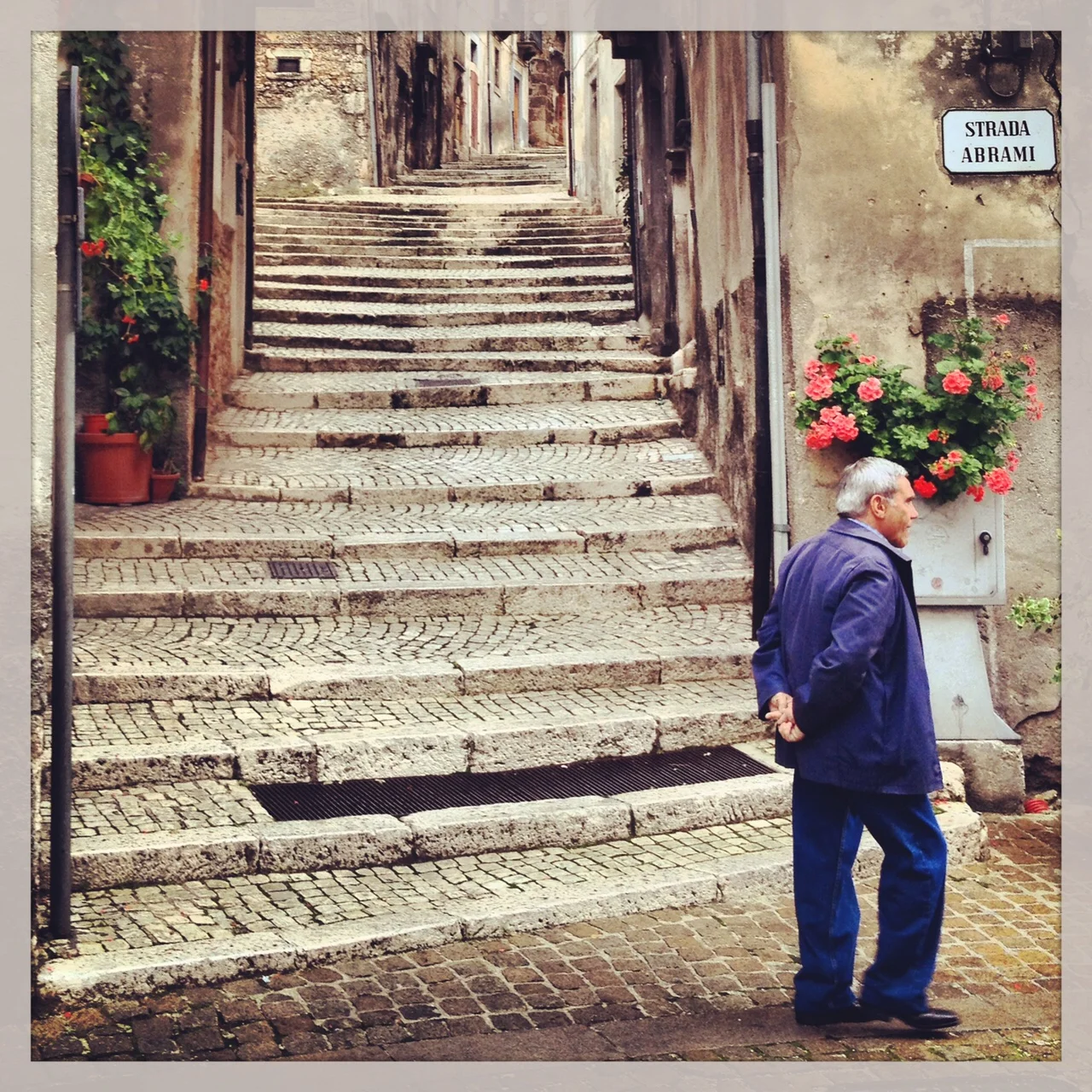 Street photo, Scano, Abruzzo. Morso Travel Italy food and wine tour.