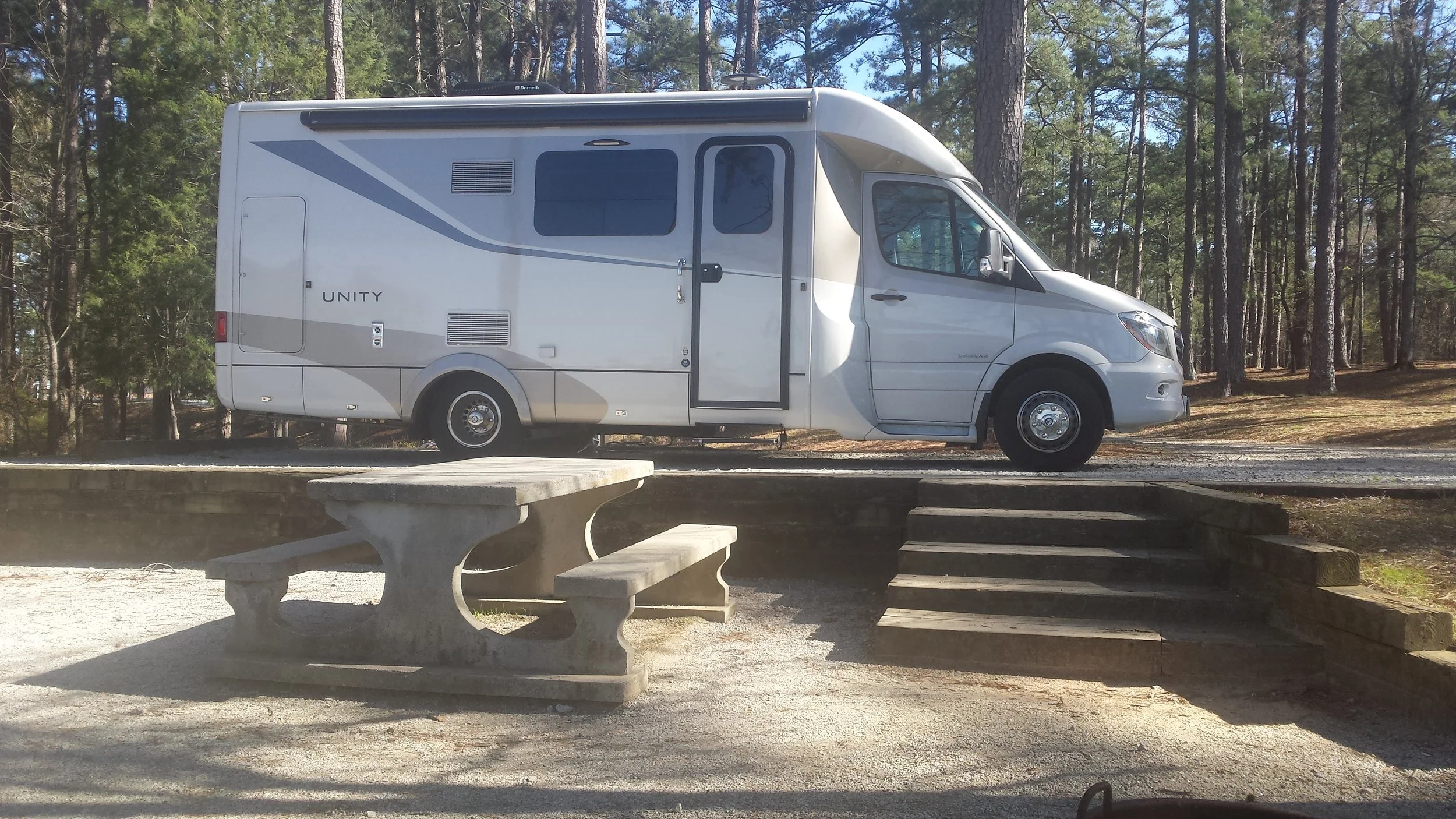 Two-level campsite facing the water. Dinner on the waterfront!