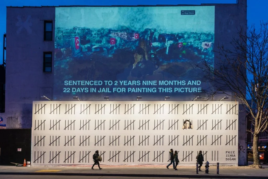 Banksy, Free Zehra Doğan , 2018. ( https://news.artnet.com/app/news-upload/2018/03/Houston-Bowery-Wall-Banksy-4-1024x684.jpg