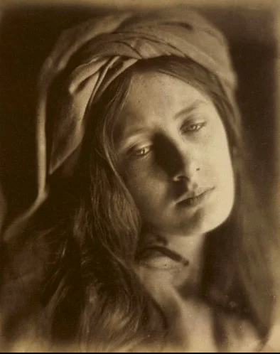 Julia Margaret Cameron, Beatrice , 1866, albumen silver print, 33.8 × 26.4 cm, J. Paul Getty Museum, Los Angeles. https://www.flickr.com/photos/geldenkirchen/275533515 .