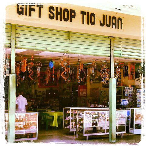 En plena Zona Colonial, en la Plaza de Colón estamos en Gift Shop Tio Juan y Felipe & Co.