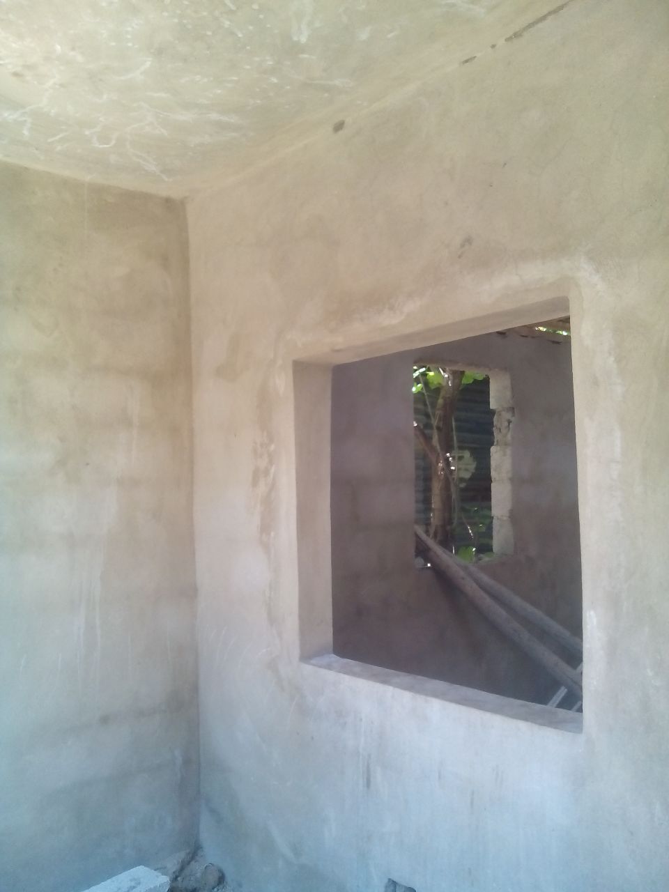 The brick is no longer visible, a layer of soft cement was applied. Soon it will be painted!