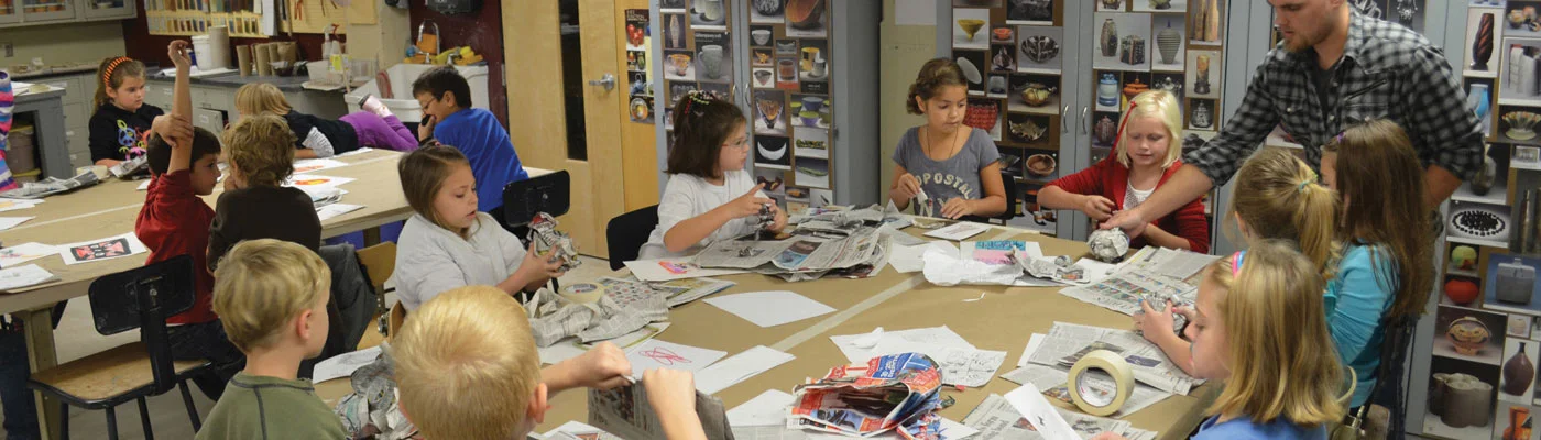 Art-Educations-Students-teach-in-Saturday-morning-art-program-2.jpg