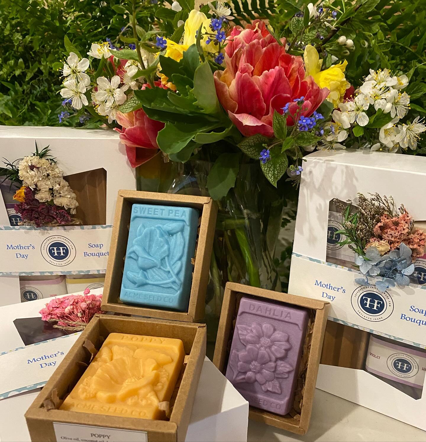 💐 Looking for a gift for Mom this Mother&rsquo;s Day?

@featheredhorsesfarm created these lovely Mother&rsquo;s Day theme gift boxes filled with three flower fragranced soaps, a pretty wood soap dish tied with a tiny dried flower bouquet, and indivi