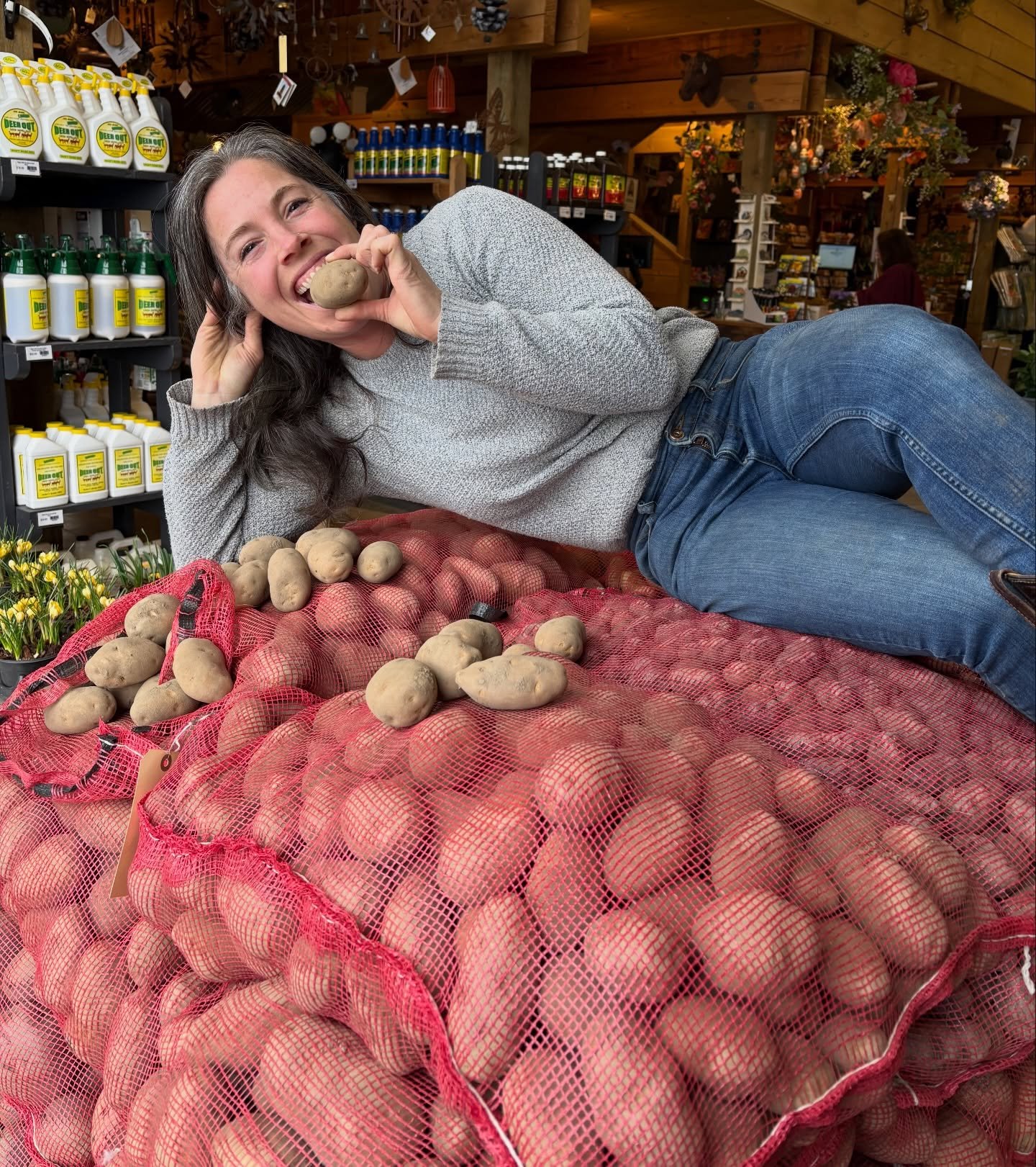 THIS JUST IN! 🥔 🥔 Seed potatoes have arrived at New Leaf!

And we&rsquo;ve got an amazing lineup for you:

&bull; Russian Banana Fingerling
&bull; Purple Peruvian Fingerling 
&bull; German Butterball
&bull; Smilin&rsquo; Eyes
&bull; Arizona Gold 
&