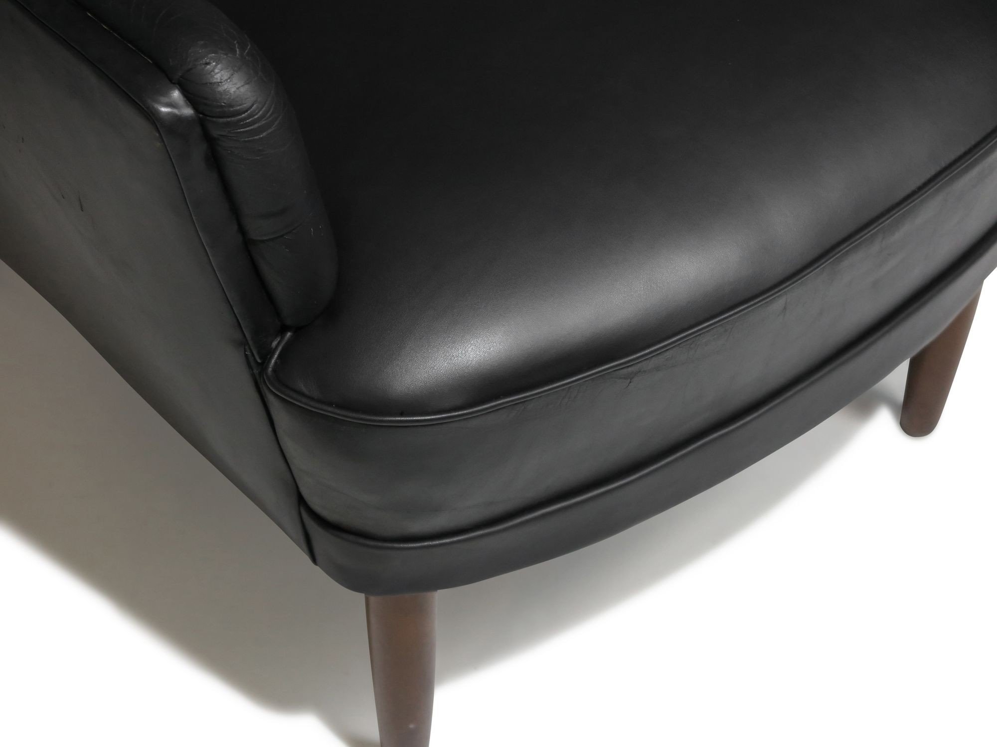 10_Black_Leather_Lounge_Chairs.jpeg