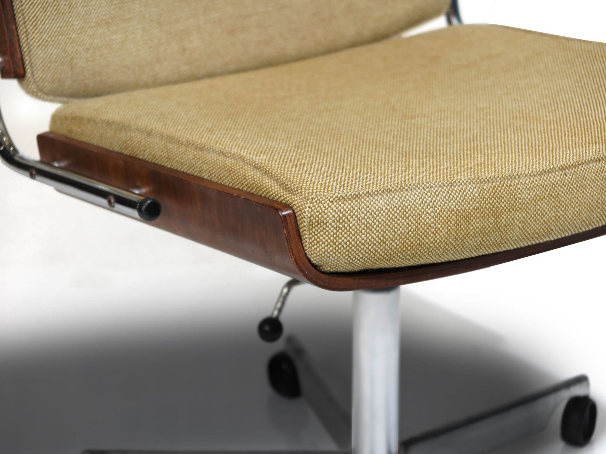 3_desk_chair-3.jpeg