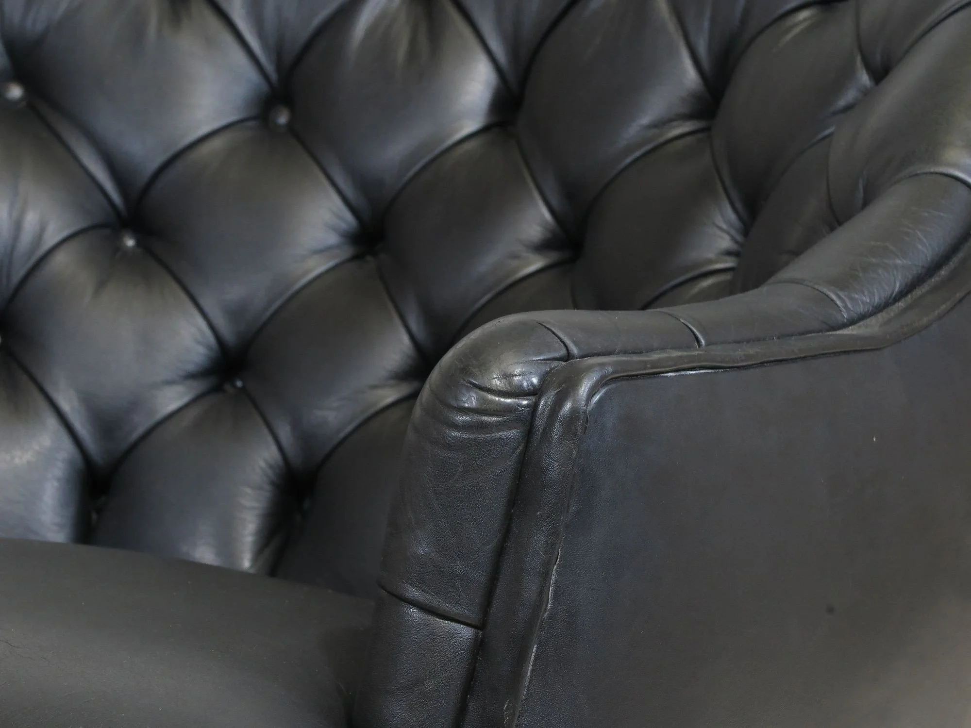 4_Black_Leather_chairs-4.jpeg