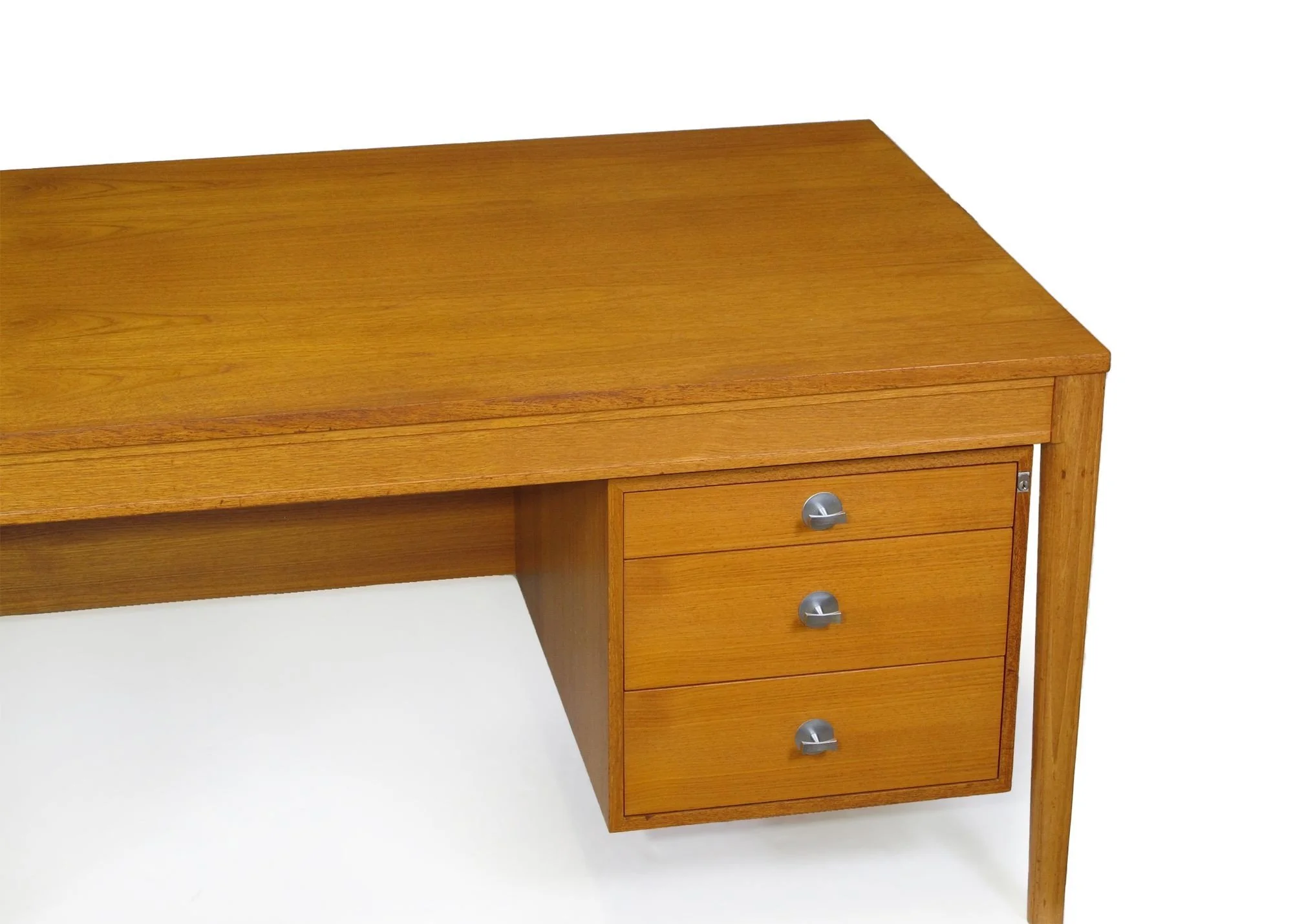 3_desk4.jpeg