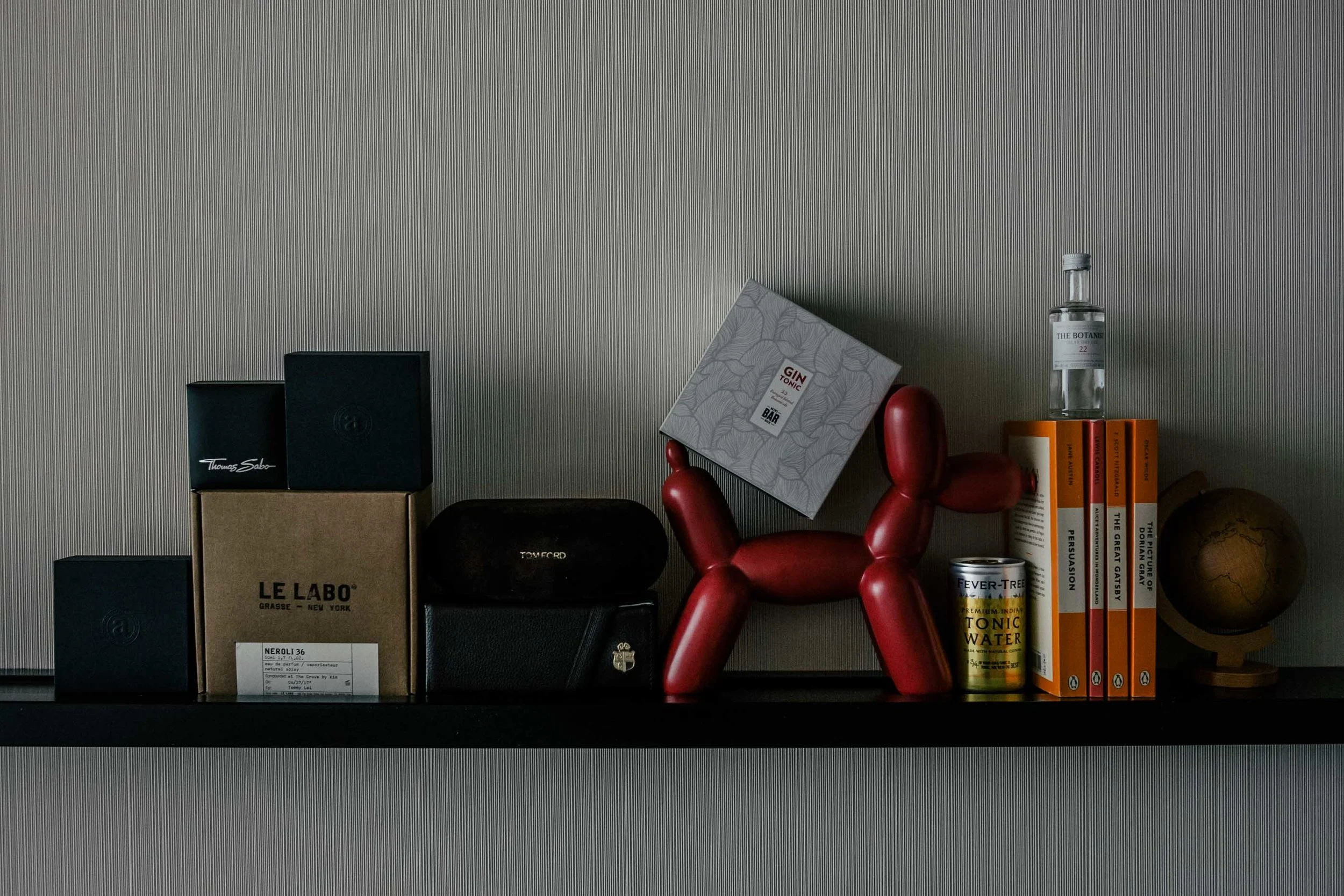 This exclusive Mini Bar Box set is only available on Norwegian airline flights !