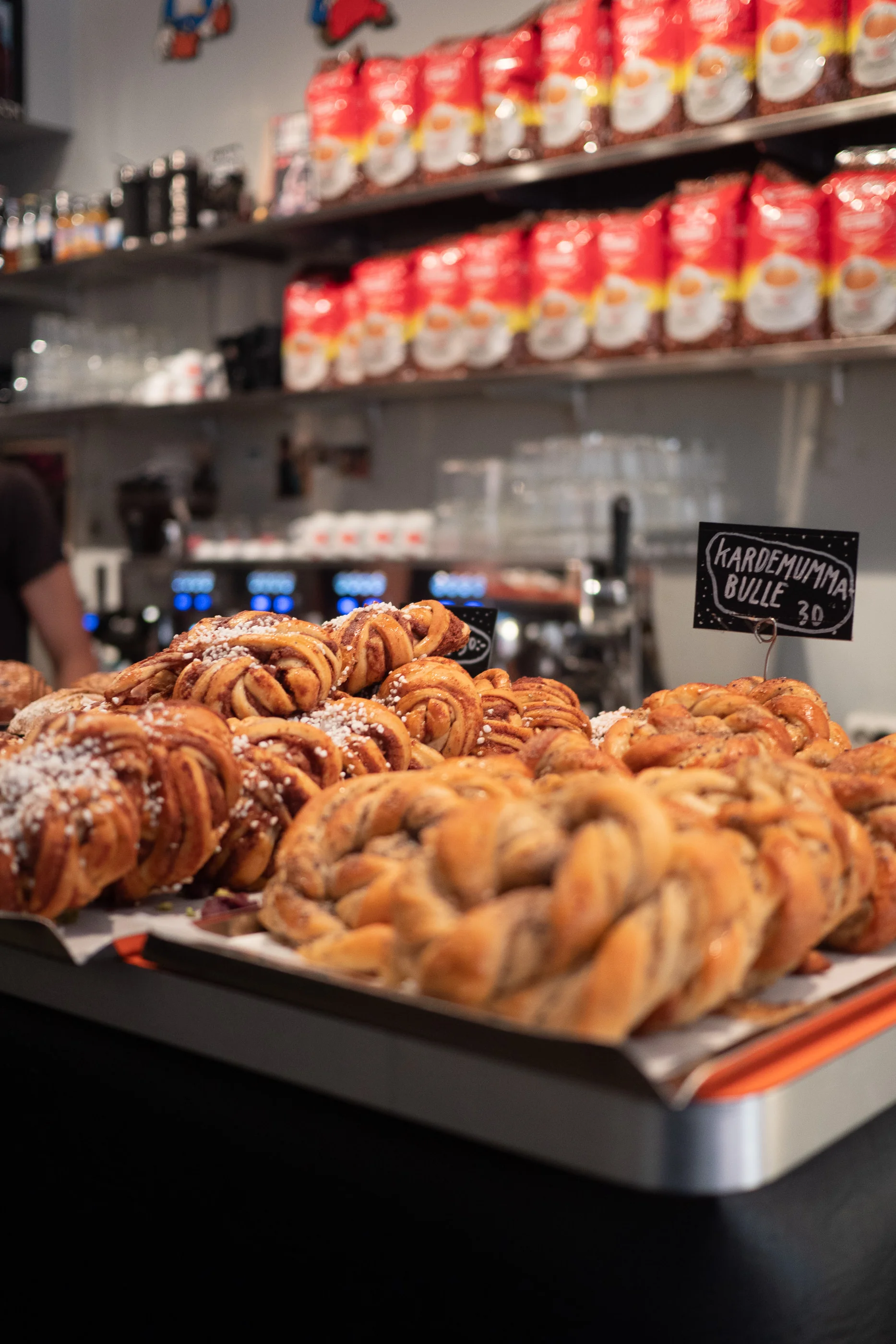Traditional, sweet and scrumptious kardemumma bulle spotted on the counter of Il Cafe in Södermalm. Il Cafe Södermalm Address: Södermannagatan 23, 116 40 Stockholm, Sweden Phone: +46 8 462 95 00
