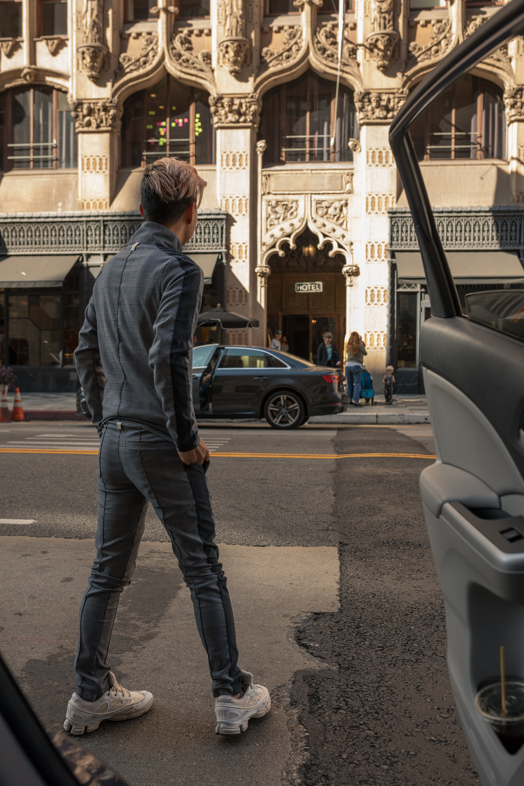 MYBELONGING-UBER-DOORS-ARE-ALWAYS-OPENING-DOWNTOWN-LOS-ANGELES-STREETSTYLE-PHOTOGRAPHY39.jpg