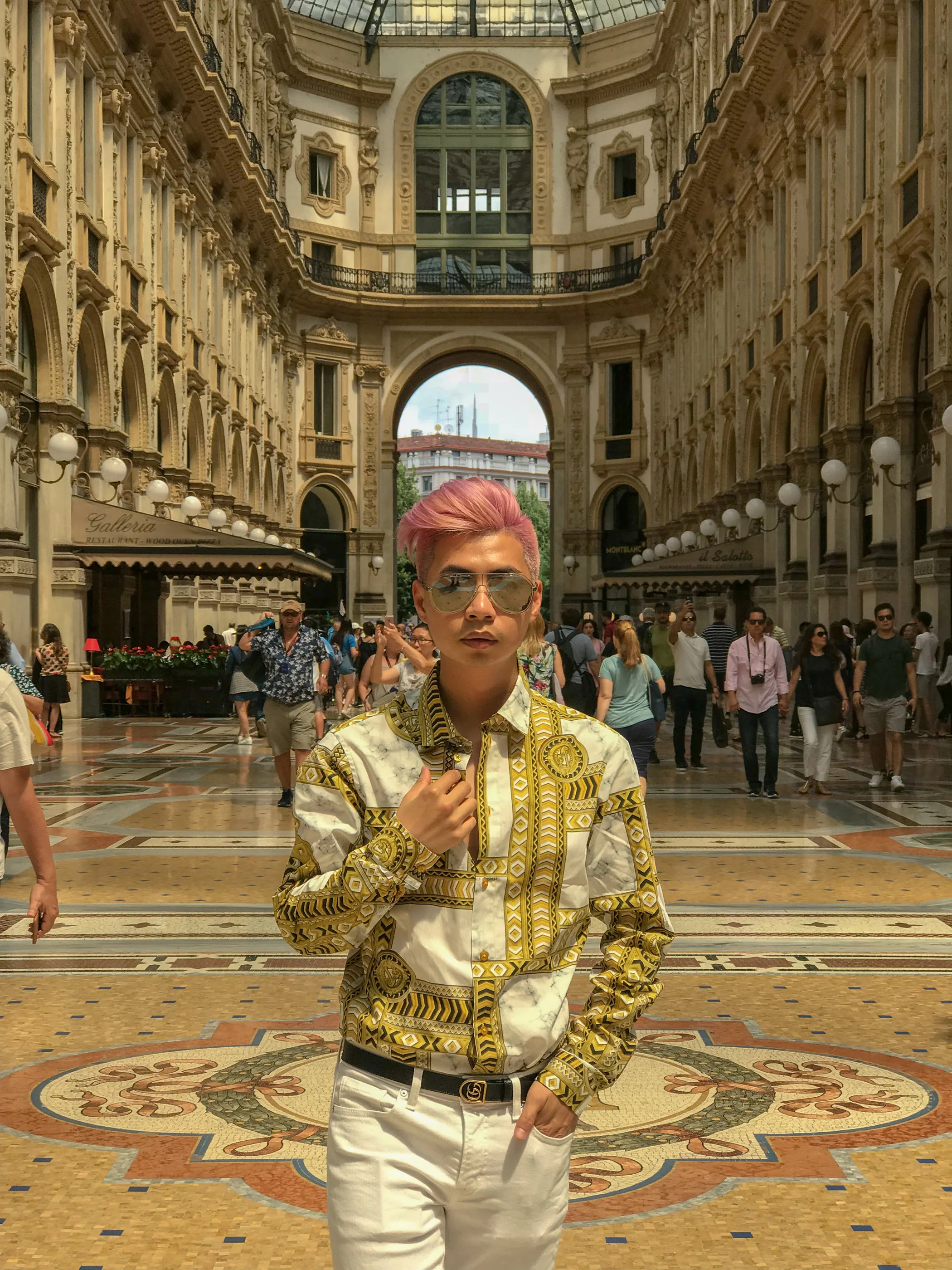 MYBELONGING-TOMMYLEI-TOP-MENS-BLOGGER-INFLUENCER-CREATIVE-AT-THE-DUOMO-MILAN-TRAVEL-PHOTOGRAPHY-VERSACE-GUCCI-PRADA-STREETSTYLE13.jpg