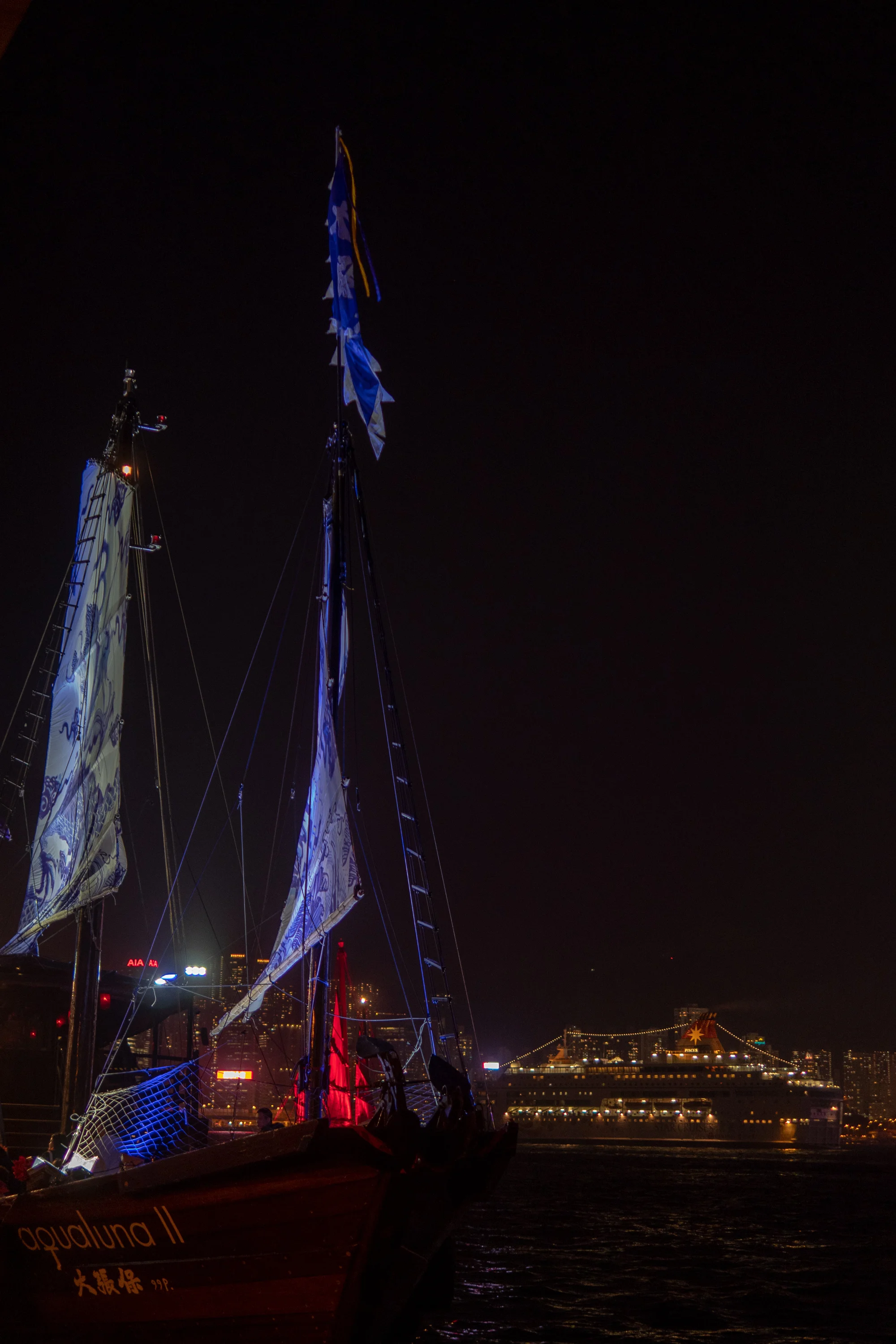 aqualuna-ii-junk-boat-hong-kong.jpg