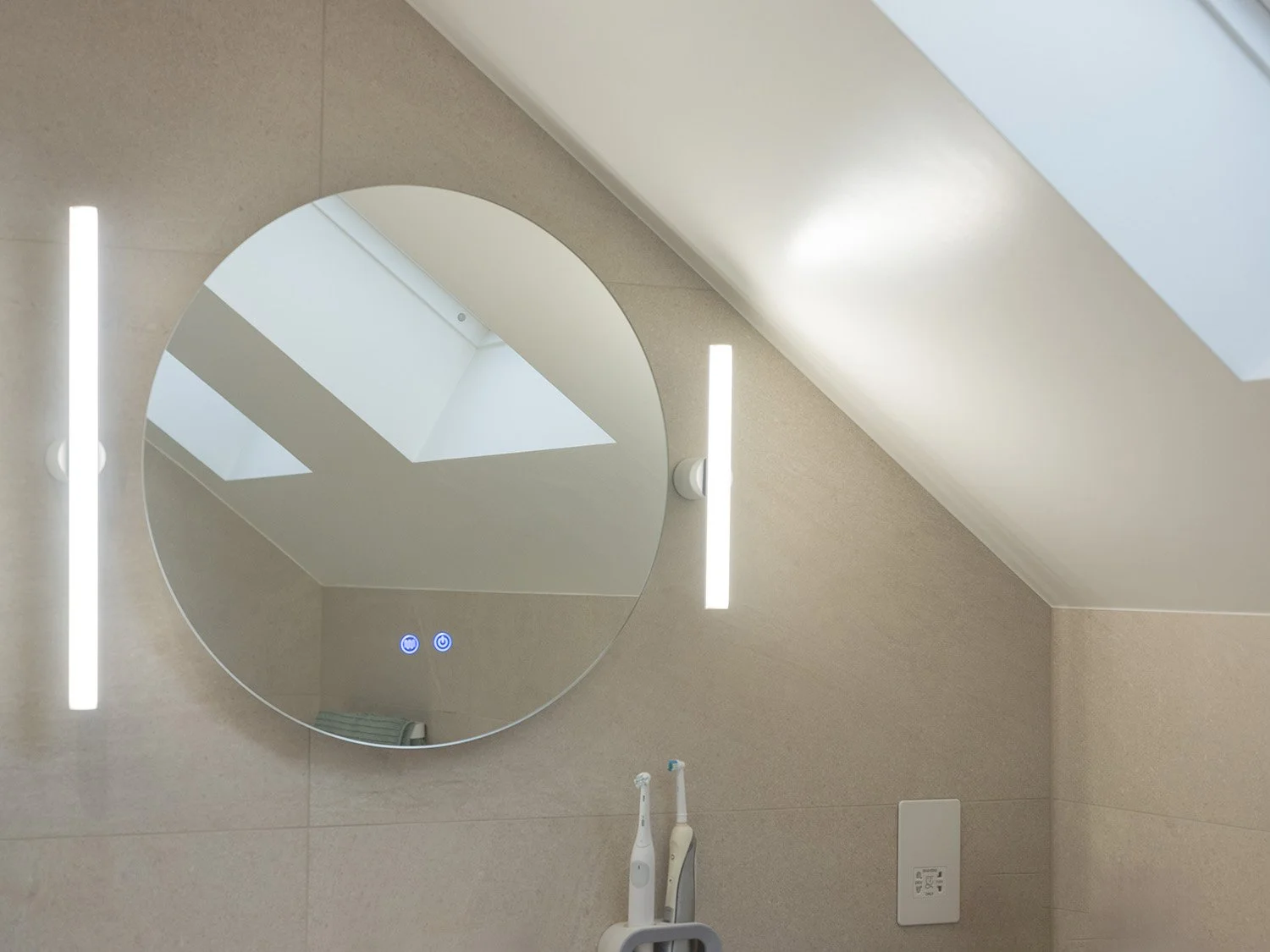 twickenham-renovation-bathroom-round-mirror-led-lights.jpg.jpg