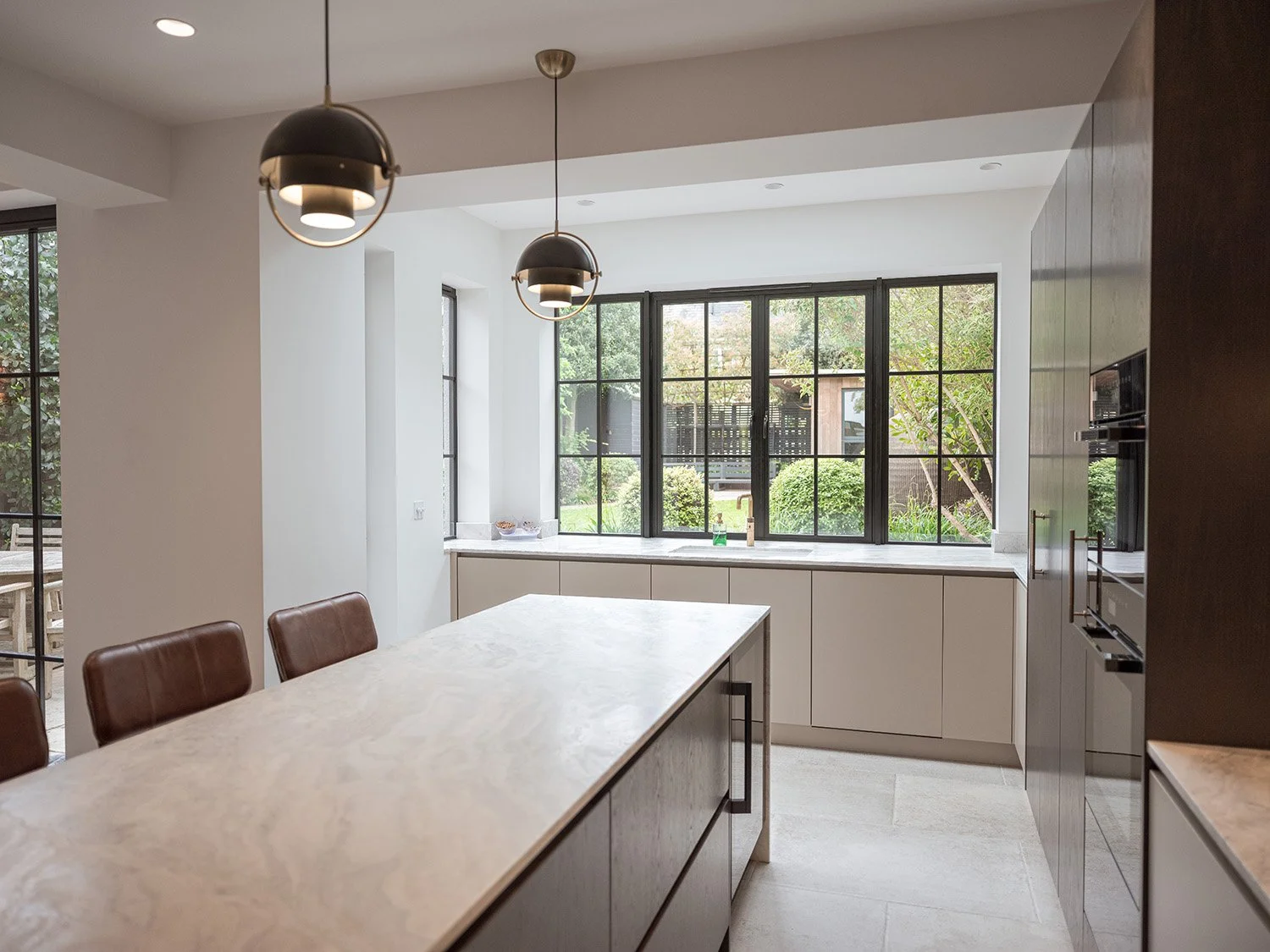 hampton-victorian-house-kitchen-island-garden-view.jpg.jpg