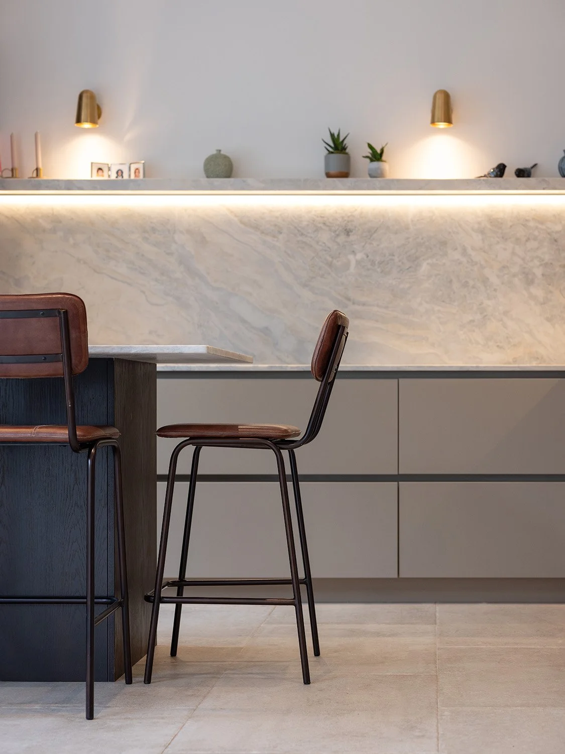 hampton-victorian-house-kitchen-island-marble-backsplash-detail.jpg.jpg