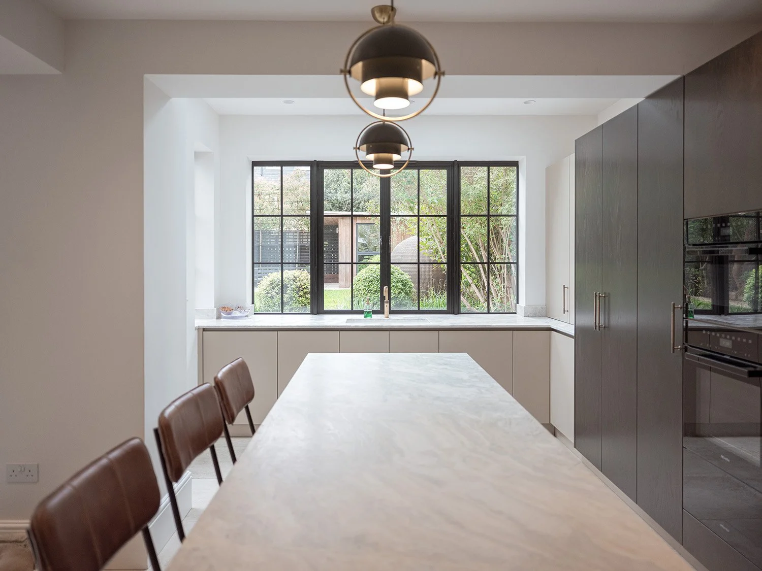 hampton-victorian-house-kitchen-island-window-garden.jpg.jpg