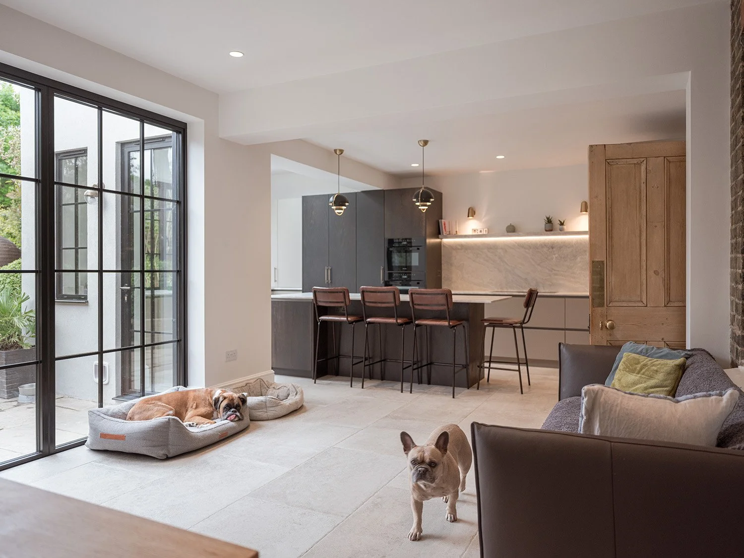 hampton-victorian-house-kitchen-living-area-dogs.jpg.jpg