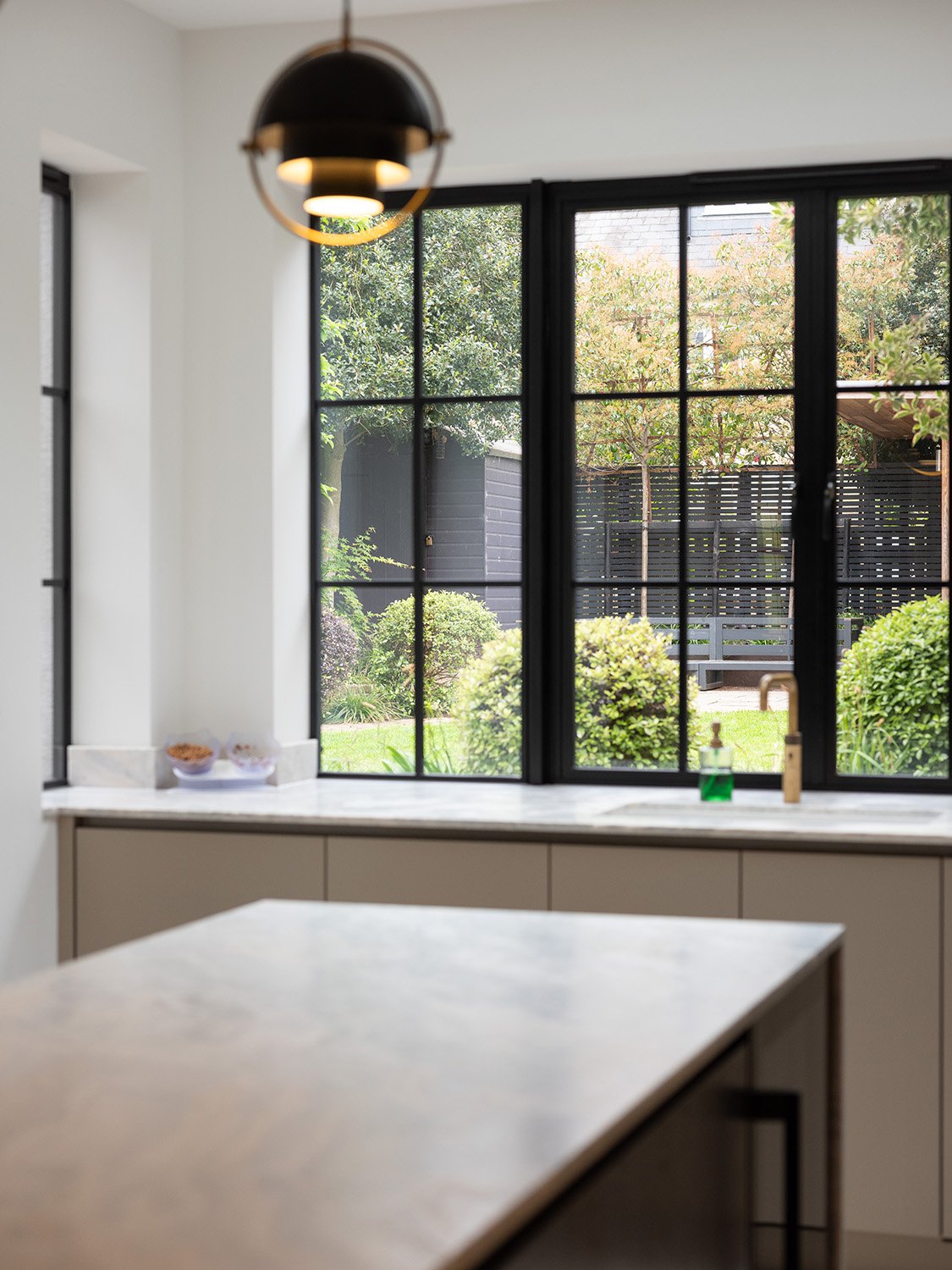 hampton-victorian-house-kitchen-sink-garden-view.jpg.jpg